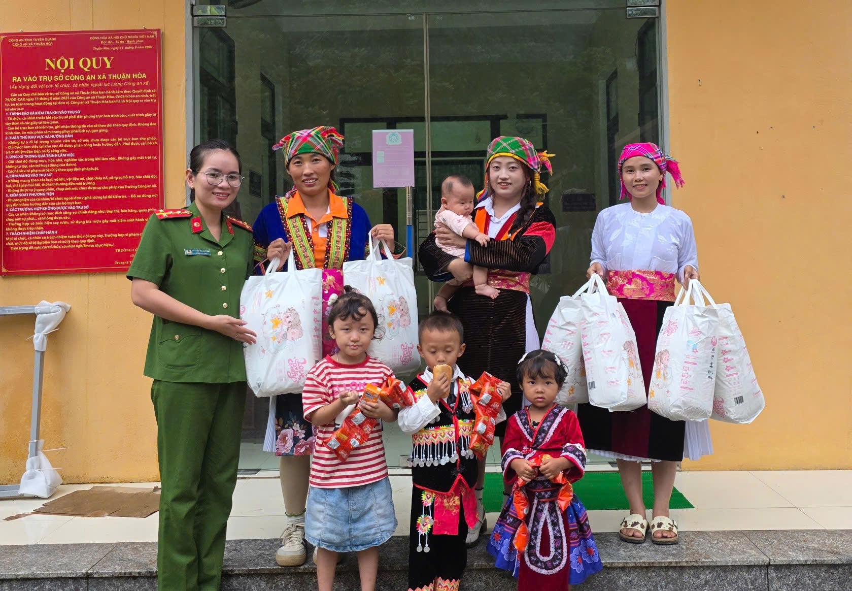 ​CÔNG AN XÃ THUẬN HÒA: TIẾP TỤC DUY TRÌ MÔ HÌNH "KỆ HÀNG MIỄN PHÍ - HÃY LẤY NẾU BẠN CẦN" PHỤC VỤ NGHĨA TÌNH BÀ CON