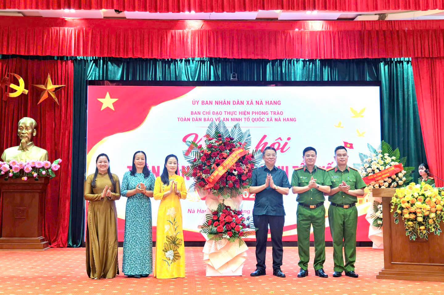 LÃNH ĐẠO CÔNG AN TỈNH DỰ NGÀY HỘI “TOÀN DÂN BẢO VỆ AN NINH TỔ QUỐC” TẠI XÃ NÀ HANG