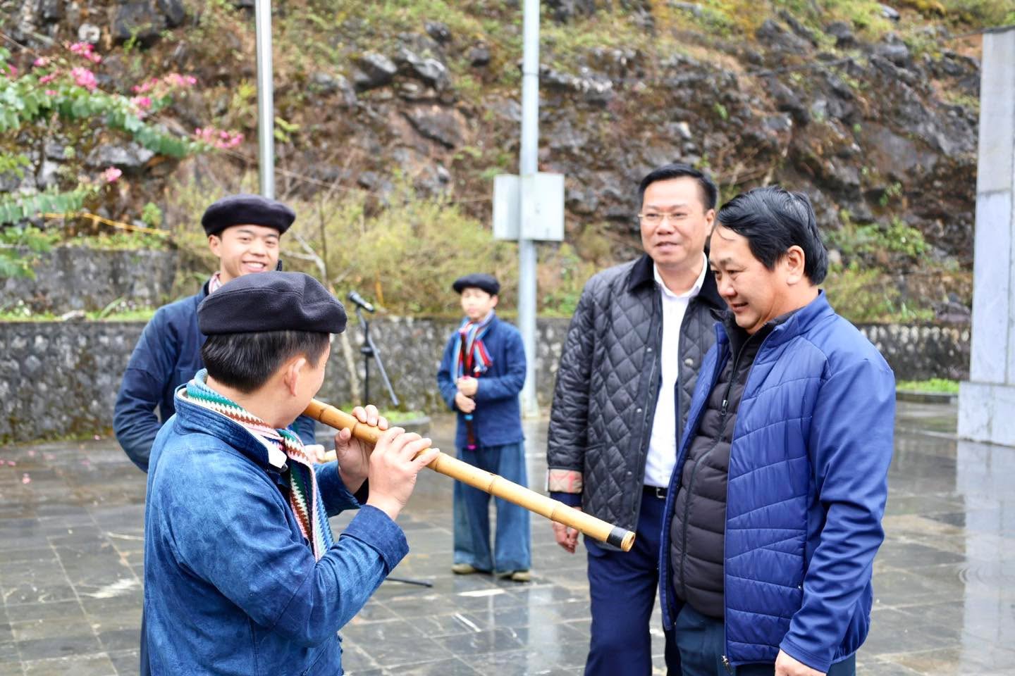 Bí thư Tỉnh ủy Hầu A Lềnh thăm, động viên cán bộ và Nhân dân xã Đồng Văn