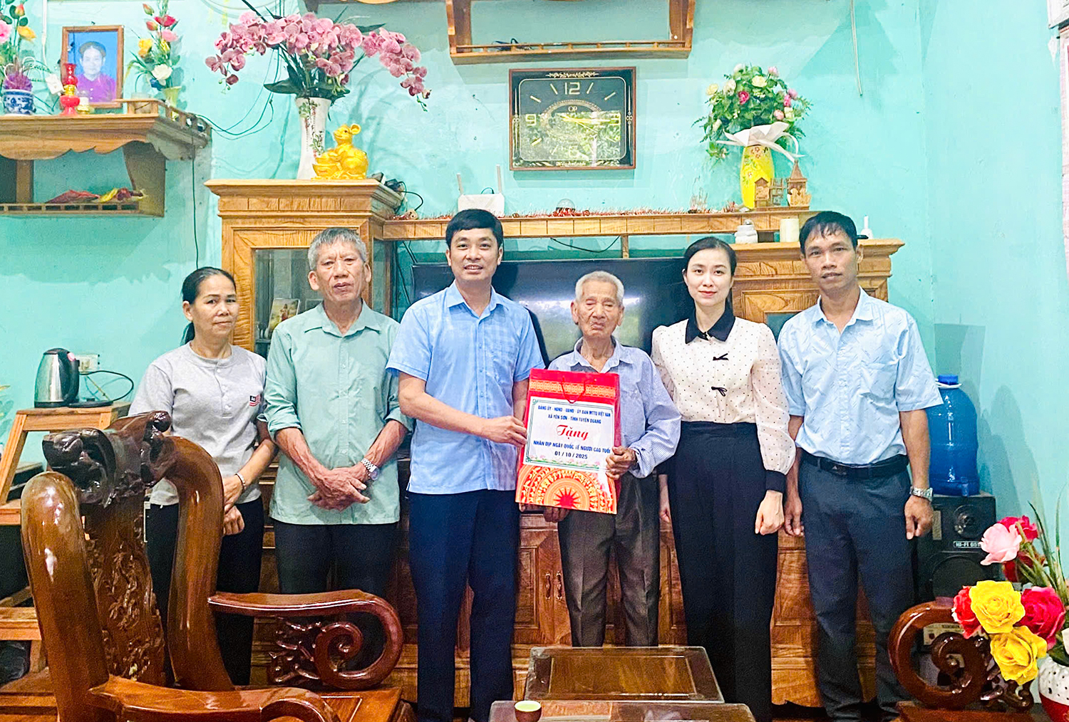 Phó Bí thư Thường trực Đảng uỷ xã Yên Sơn thăm, tặng quà nhân Ngày Quốc tế Người cao tuổi
