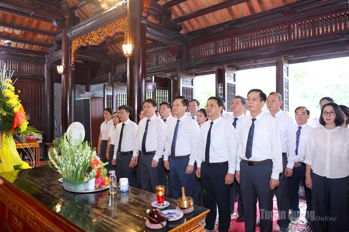 Ban Tổ chức Tỉnh ủy dâng hương tưởng niệm Chủ tịch Hồ Chí Minh và các Anh hùng liệt sĩ
