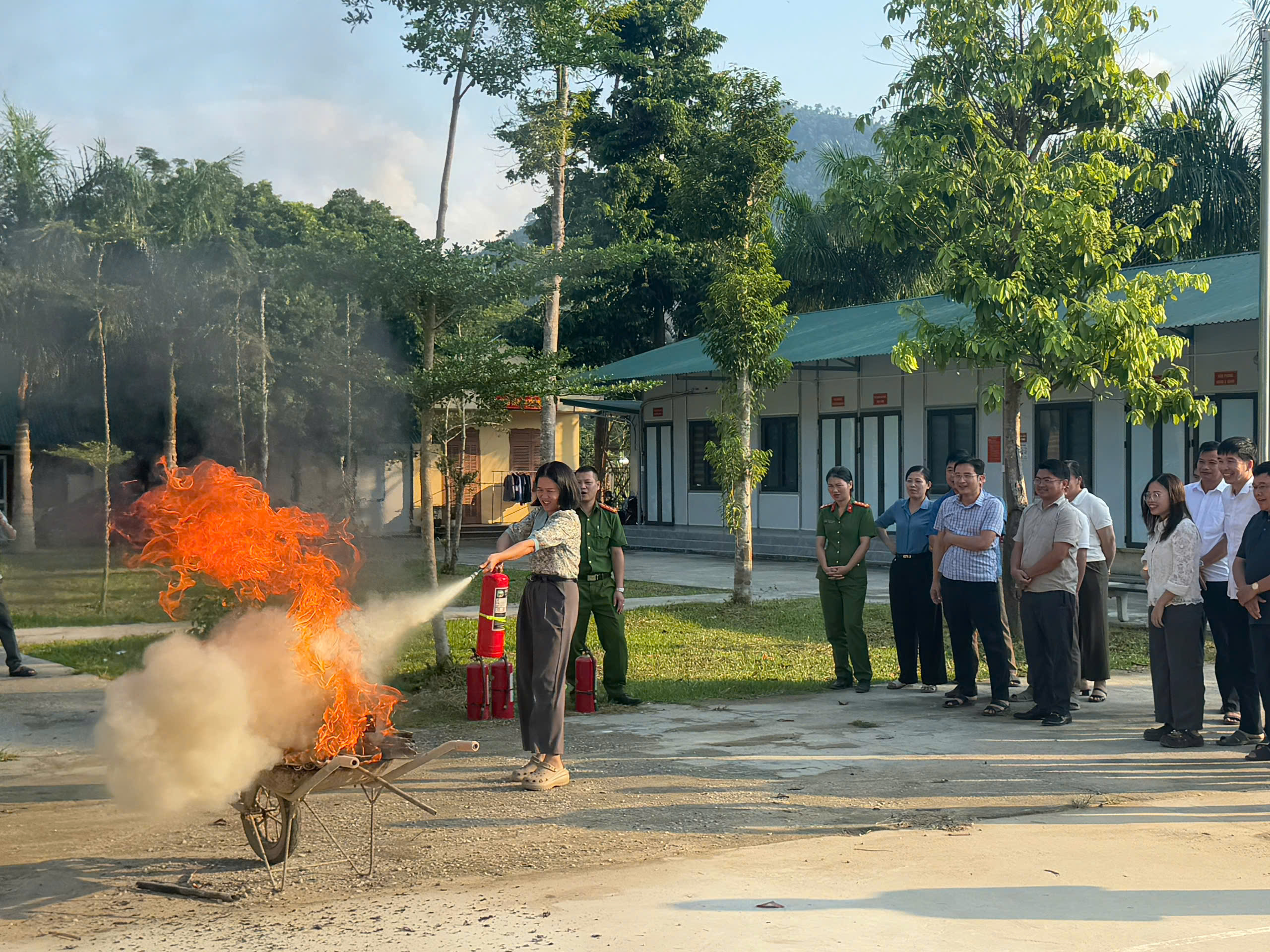 TRUNG HÀ TRANG BỊ KỸ NĂNG PCCC, CNCH CHO CÁN BỘ UBND XÃ