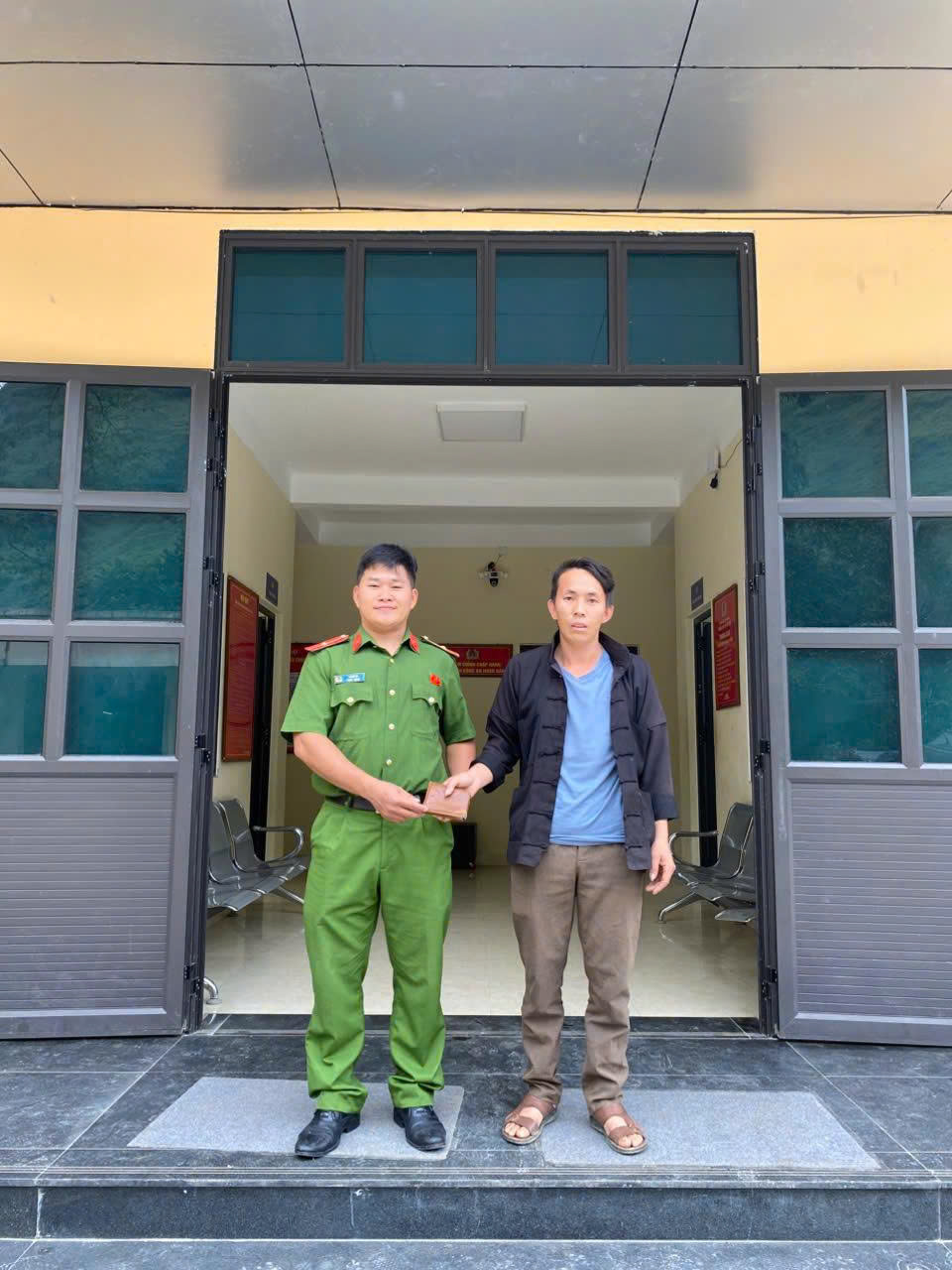 CÔNG AN XÃ DU GIÀ TRAO TRẢ TÀI SẢN CHO NGƯỜI DÂN ĐÁNH RƠI