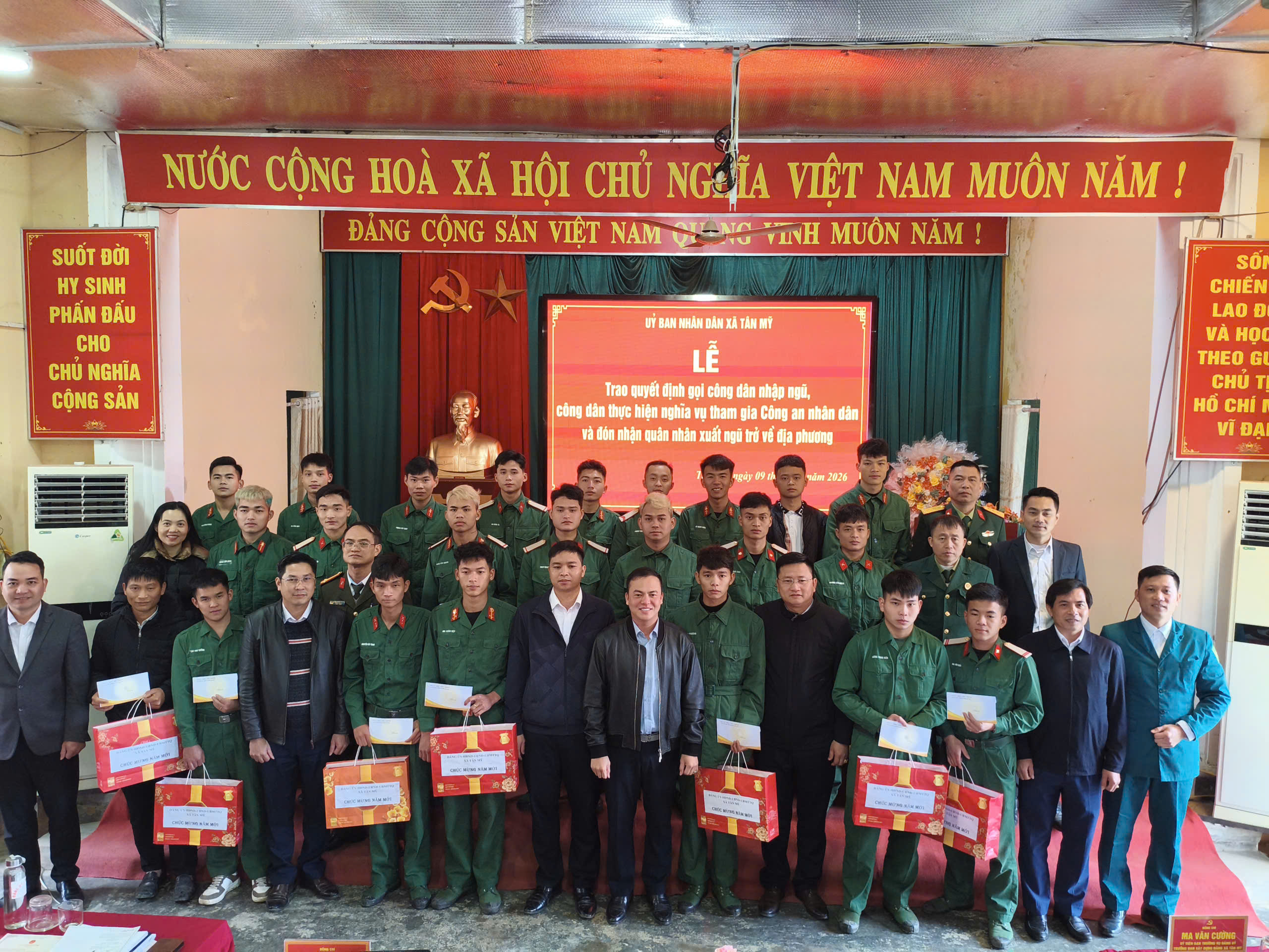 TRAO QUYẾT ĐỊNH GỌI CÔNG DÂN NHẬP NGŨ NĂM 2026; HỌP MẶT QUÂN NHÂN HOÀN THÀNH NGHĨA VỤ QUÂN SỰ NĂM 2026   