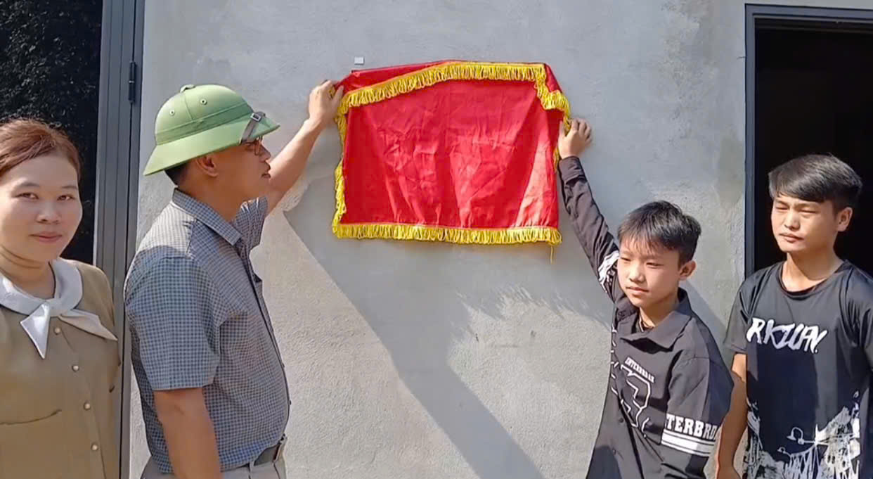 B giao xóa nhà tam cháu Cưởm tra biển.jpg