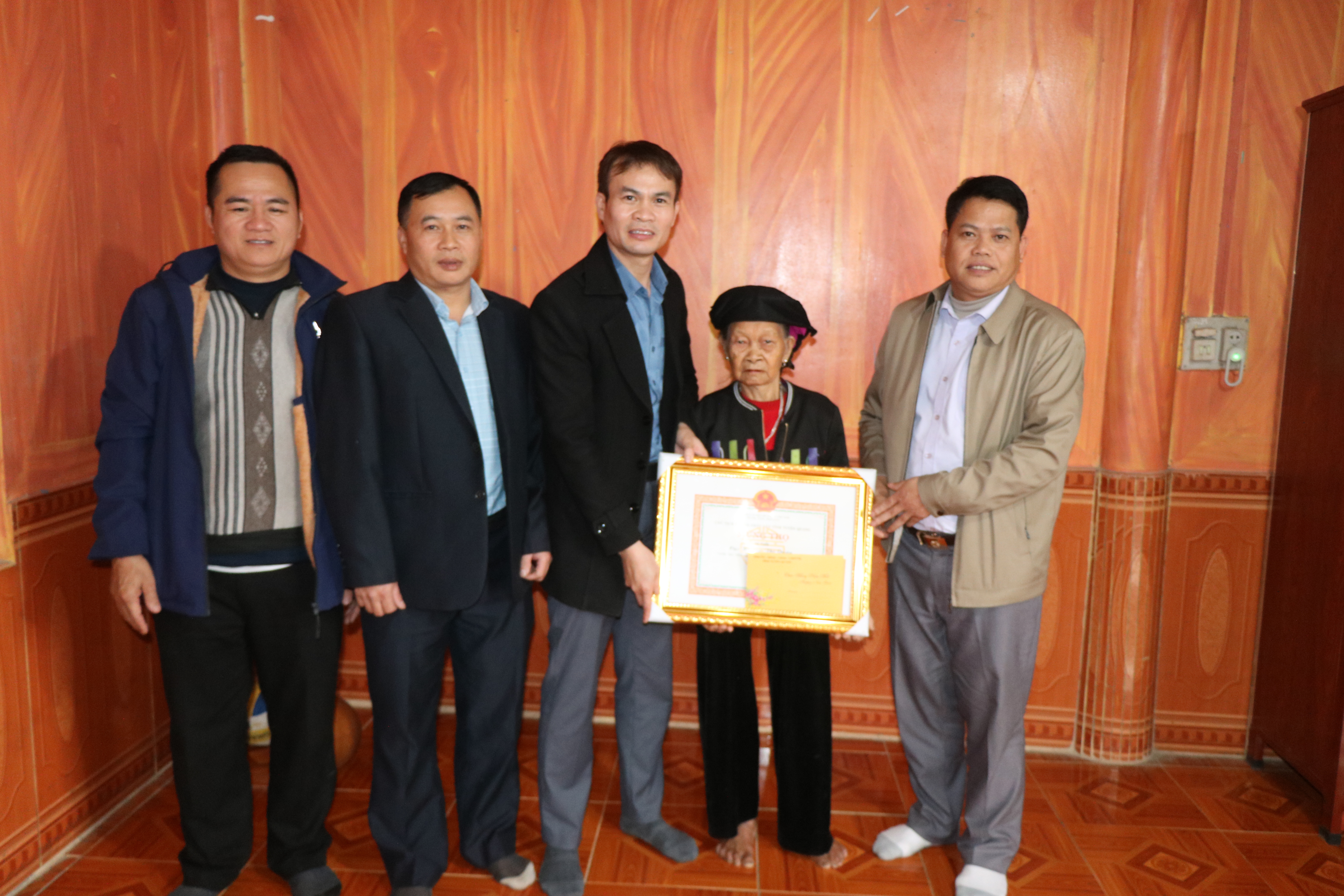 Thường trực Đảng ủy xã tặng quà Tết người cao tuổi hộ nghèo