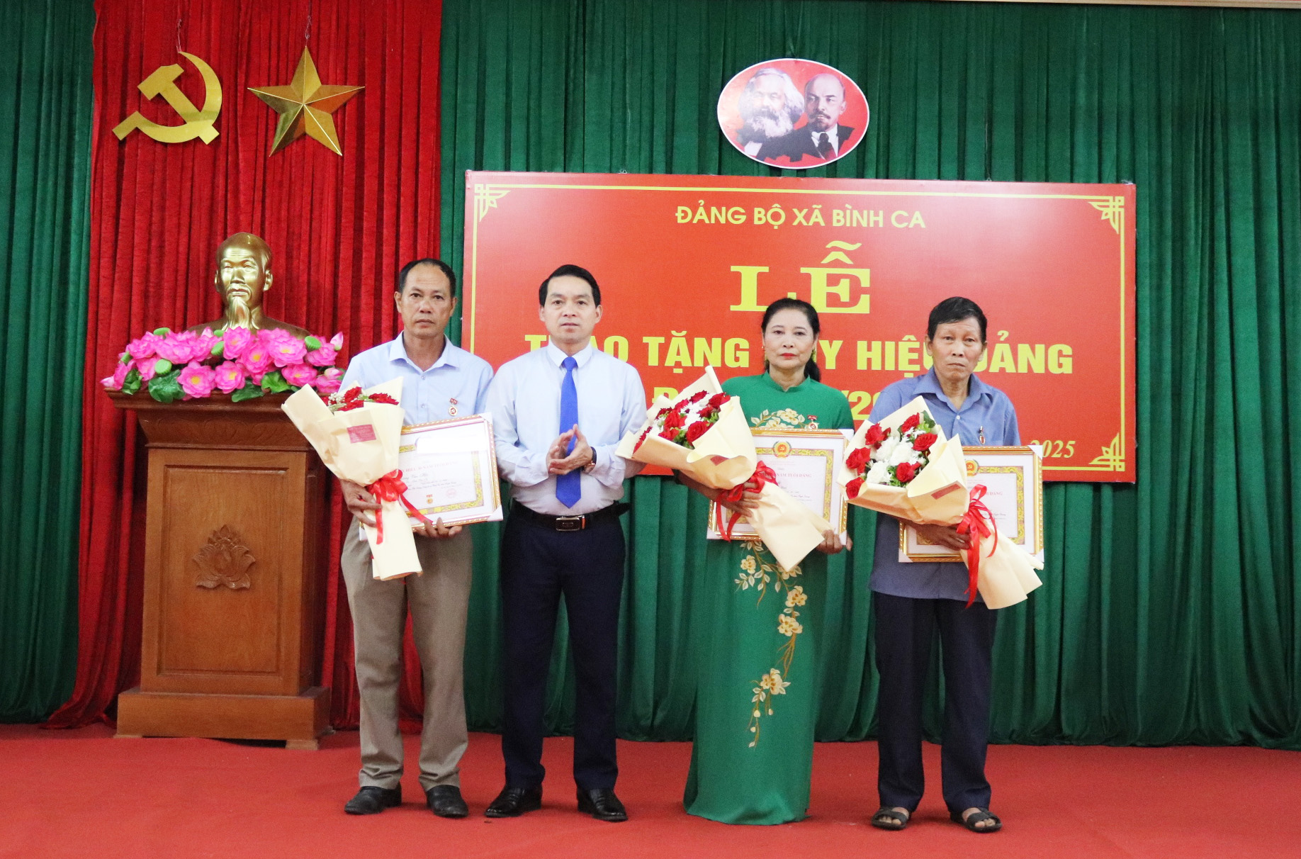 Đảng bộ xã Bình Ca trao Huy hiệu Đảng đợt 2-9