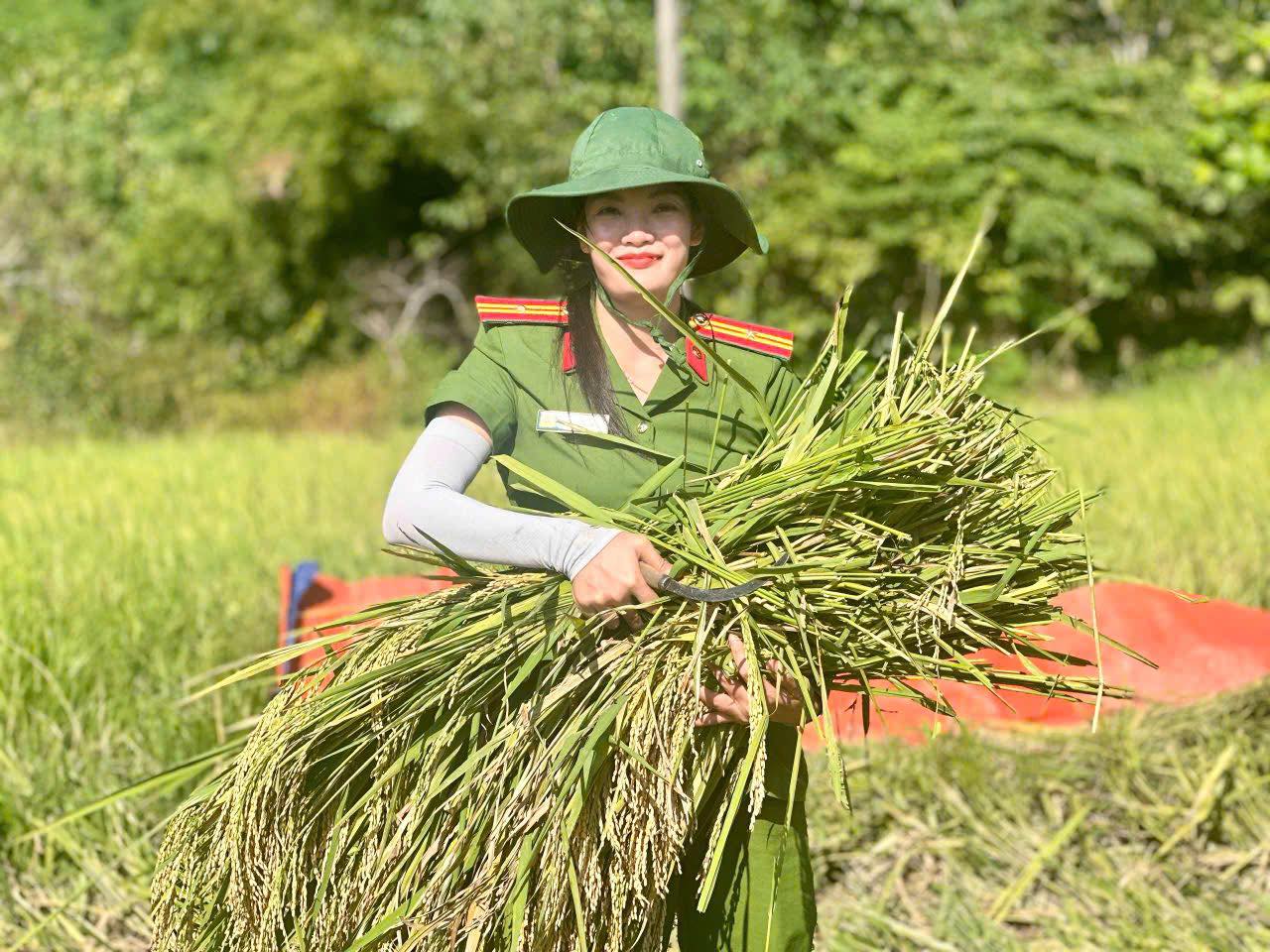 THẮM TÌNH QUÂN DÂN