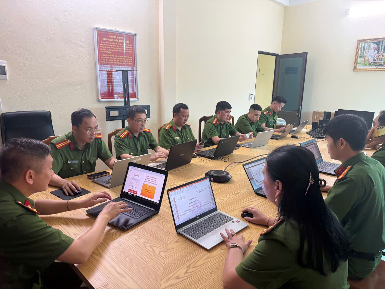 CHI BỘ CÔNG AN XÃ BẰNG HÀNH NGHIÊM TÚC, QUYẾT LIỆT TRIỂN KHAI KẾ HOẠCH KIỂM TRA, ĐÁNH GIÁ NHẬN THỨC VỀ NGHỊ QUYẾT ĐẠI HỘI XIV CỦA ĐẢNG TRÊN NỀN TẢNG BÌNH DÂN HỌC VỤ SỐ CAND 