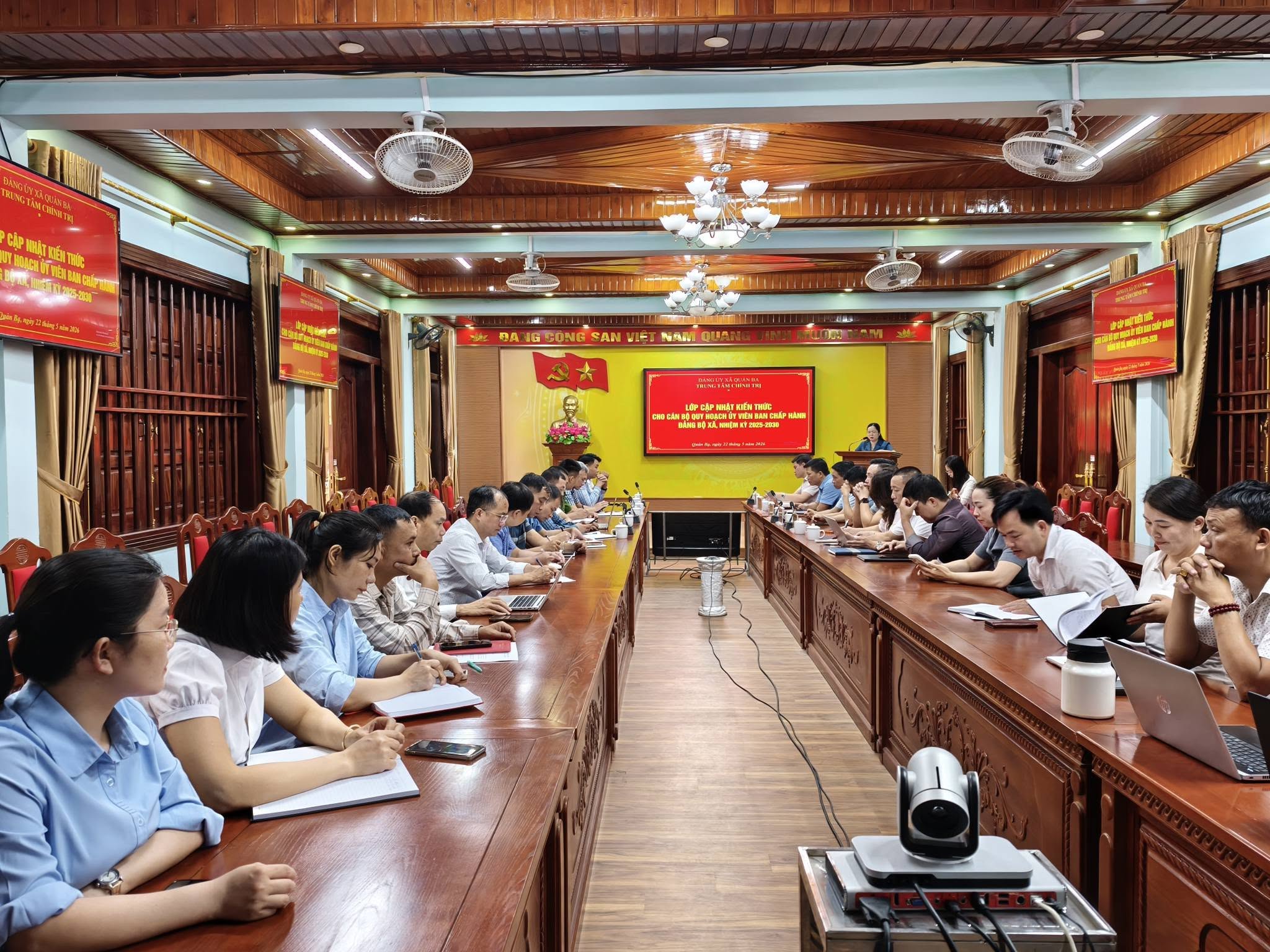 Trung tâm Chính trị Quản Bạ phối hợp với Ban Xây dựng Đảng xã Quản Bạ đã tổ chức khai giảng Lớp cập nhật kiến thức cho cán bộ trong diện quy hoạch Ủy viên Ban Chấp hành Đảng bộ xã, nhiệm kỳ 2025 - 2030.