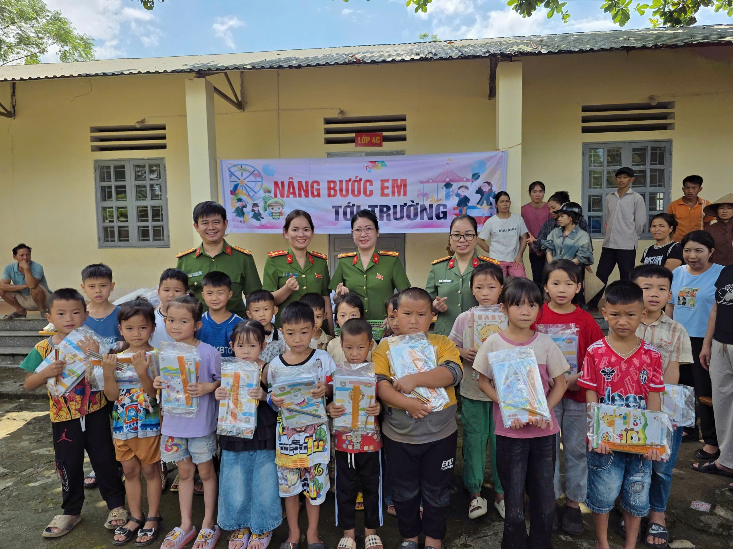 NÂNG BƯỚC CÁC EM HỌC SINH VÙNG KHÓ KHĂN TỚI TRƯỜNG