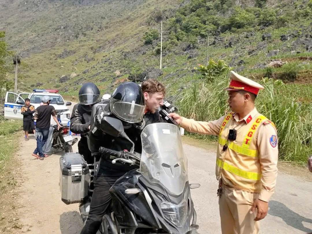 SIẾT CHẶT DỊCH VỤ CHỞ KHÁCH DU LỊCH BẰNG XE MÁY TRÊN CAO NGUYÊN ĐÁ