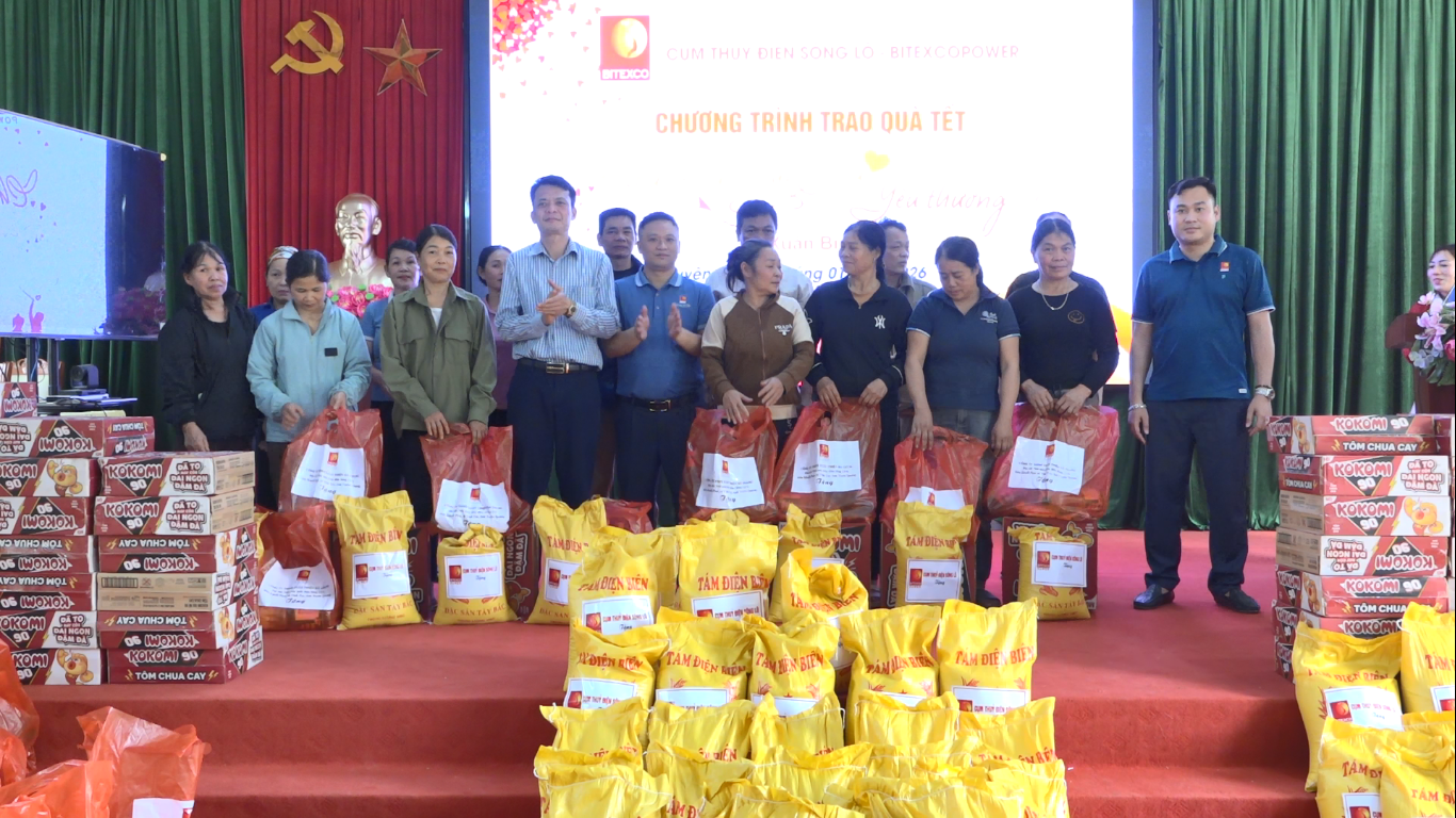Cụm thủy điện Sông Lô trao quà Tết cho hộ gia đình khó khăn tại xã Hùng An