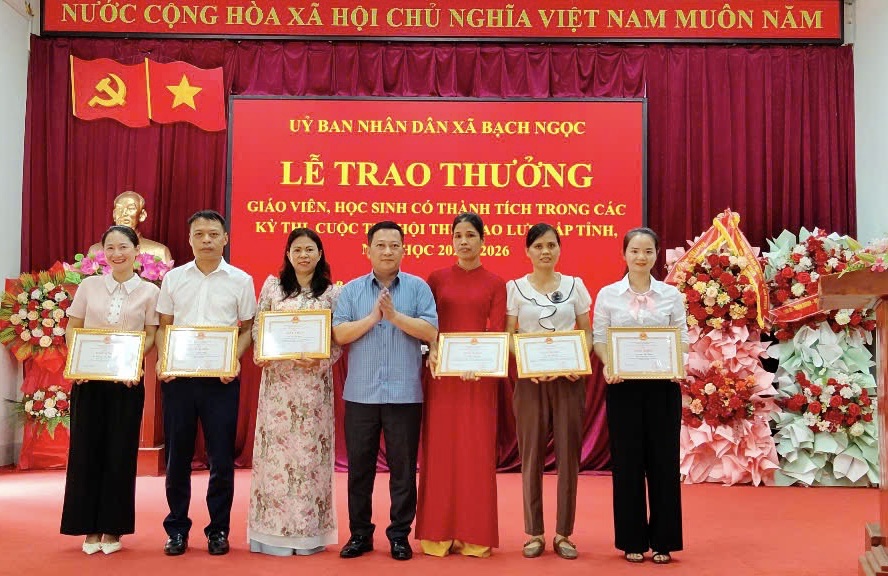 Lễ trao thưởng giáo viên học sinh có thành tích trong các Kỳ thi, Cuộc thi, Hội thi, Giao lưu cấp tỉnh năm học 2025 – 2026 