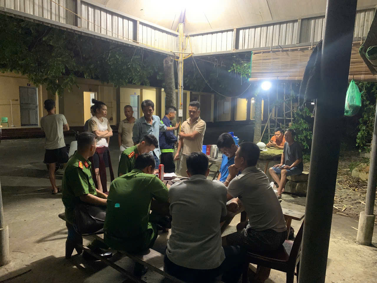 CÔNG AN XÃ LỰC HÀNH KIỂM TRA CƯ TRÚ TẠI KHU VỰC THỦY ĐIỆN YÊN SƠN