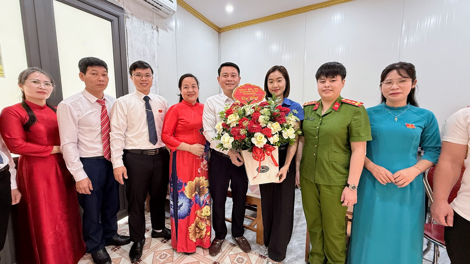 Thường trực Đảng ủy xã Tân Quang tặng hoa chúc mừng BCH Đoàn xã nhân dịp Kỷ niệm 95 năm Ngày thành lập Đoàn TNCS Hồ Chí Minh