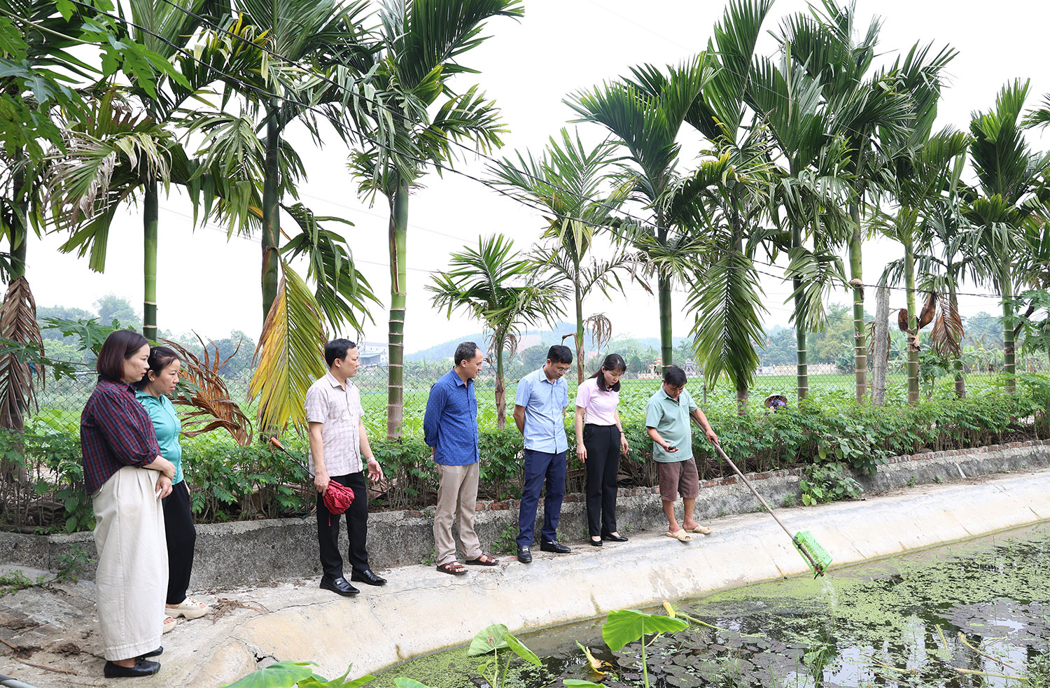 Đồng chí Bí thư Đảng ủy xã thăm, khảo sát một số mô hình kinh tế trên địa bàn