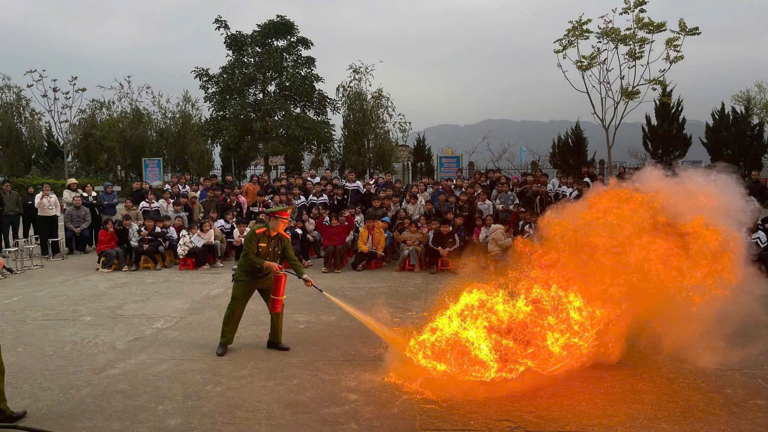 CÔNG AN XÃ CÁN TỶ TUYÊN TRUYỀN HƯỚNG DẪN KỸ NĂNG PCCC CHO HỌC SINH