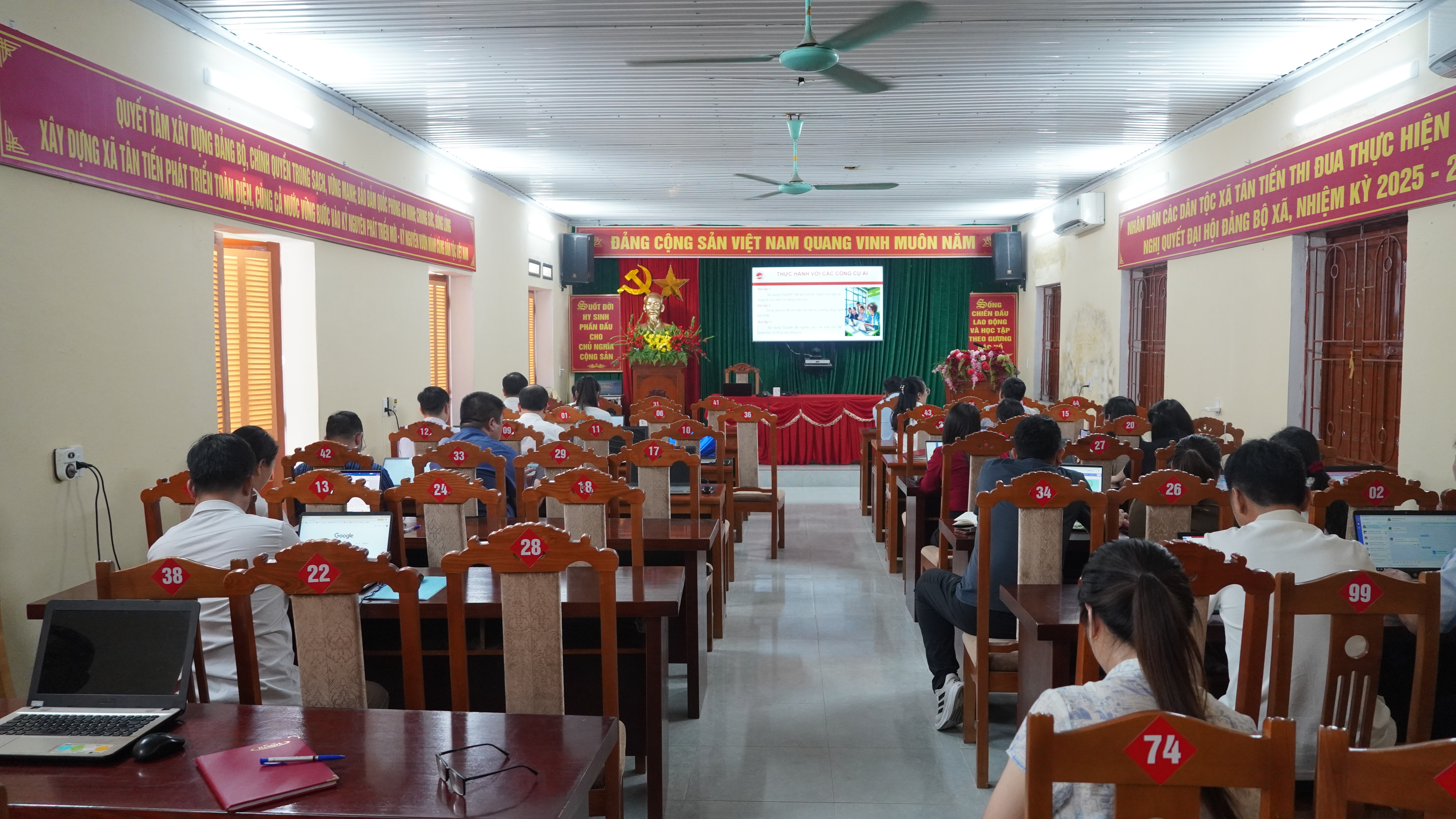 UBND xã Tân Tiến tổ chức tập huấn kỹ năng ứng dụng công nghệ thông tin, an toàn thông tin mạng và sử dụng trí tuệ nhân tạo AI