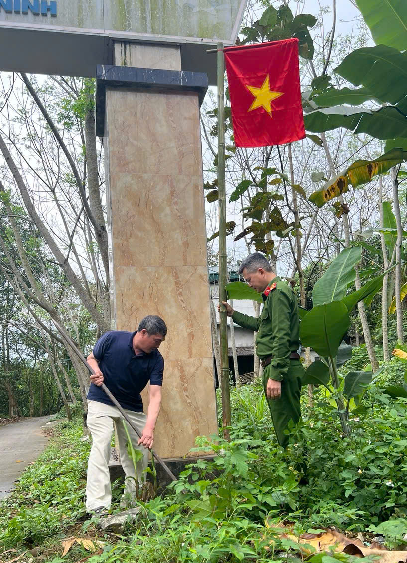 CÔNG AN XÃ TUYÊN TRUYỀN, VẬN ĐỘNG HỌ GIÁO TREO CỜ TỔ QUỐC CHÀO MỪNG BẦU CỬ ĐẠI BIỂU QUỐC HỘI VÀ HĐND CÁC CẤP 