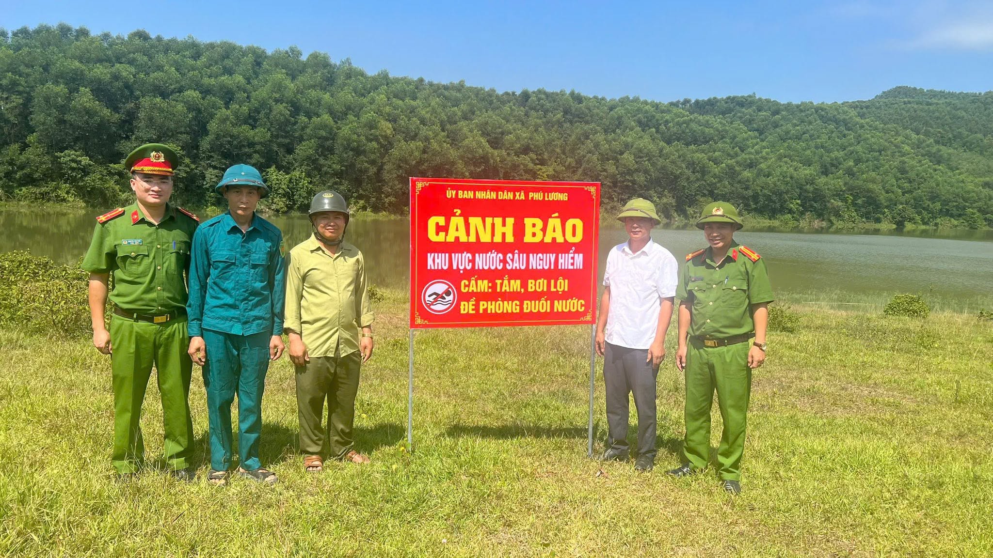 CÔNG AN XÃ PHÚ LƯƠNG CHUNG TAY PHÒNG CHỐNG ĐUỐI NƯỚC 