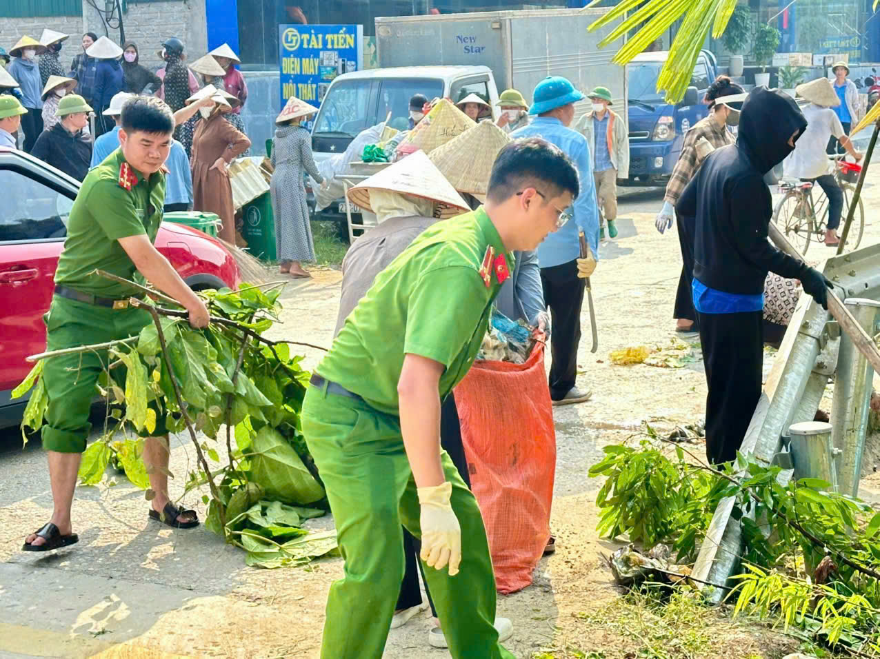 CÔNG AN XÃ ĐỒNG YÊN PHỐI HỢP RA QUÂN VỆ SINH MÔI TRƯỜNG TRÊN ĐỊA BÀN XÃ