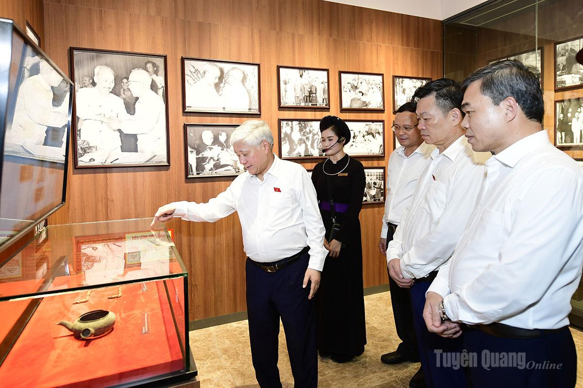 Đồng chí Phó Chủ tịch Thường trực Quốc hội Đỗ Văn Chiến dâng hương tại Khu di tích Quốc gia đặc biệt Tân Trào