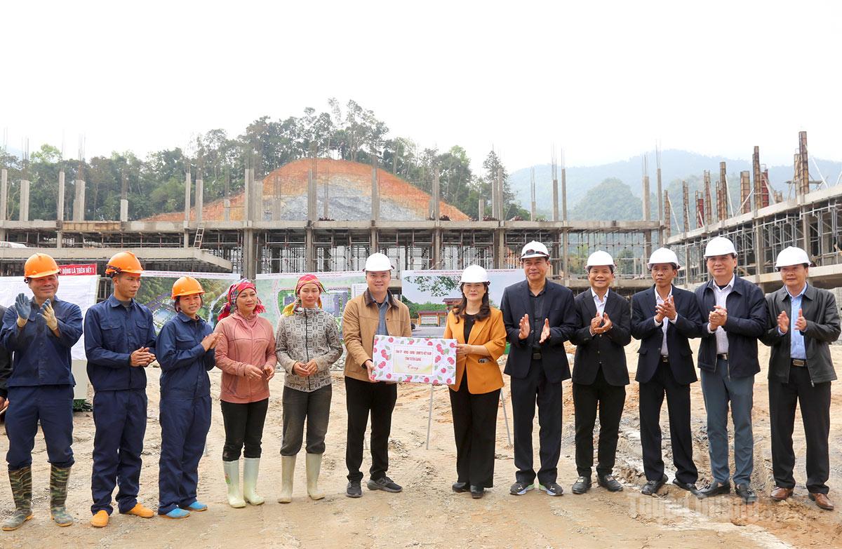 PHÓ CHỦ TỊCH UBND TỈNH VƯƠNG NGỌC HÀ KIỂM TRA TIẾN ĐỘ CÁC DỰ ÁN TRƯỜNG PHỔ THÔNG DÂN TỘC NỘI TRÚ LIÊN CẤP TẠI XÃ LAO CHẢI VÀ THANH THỦY