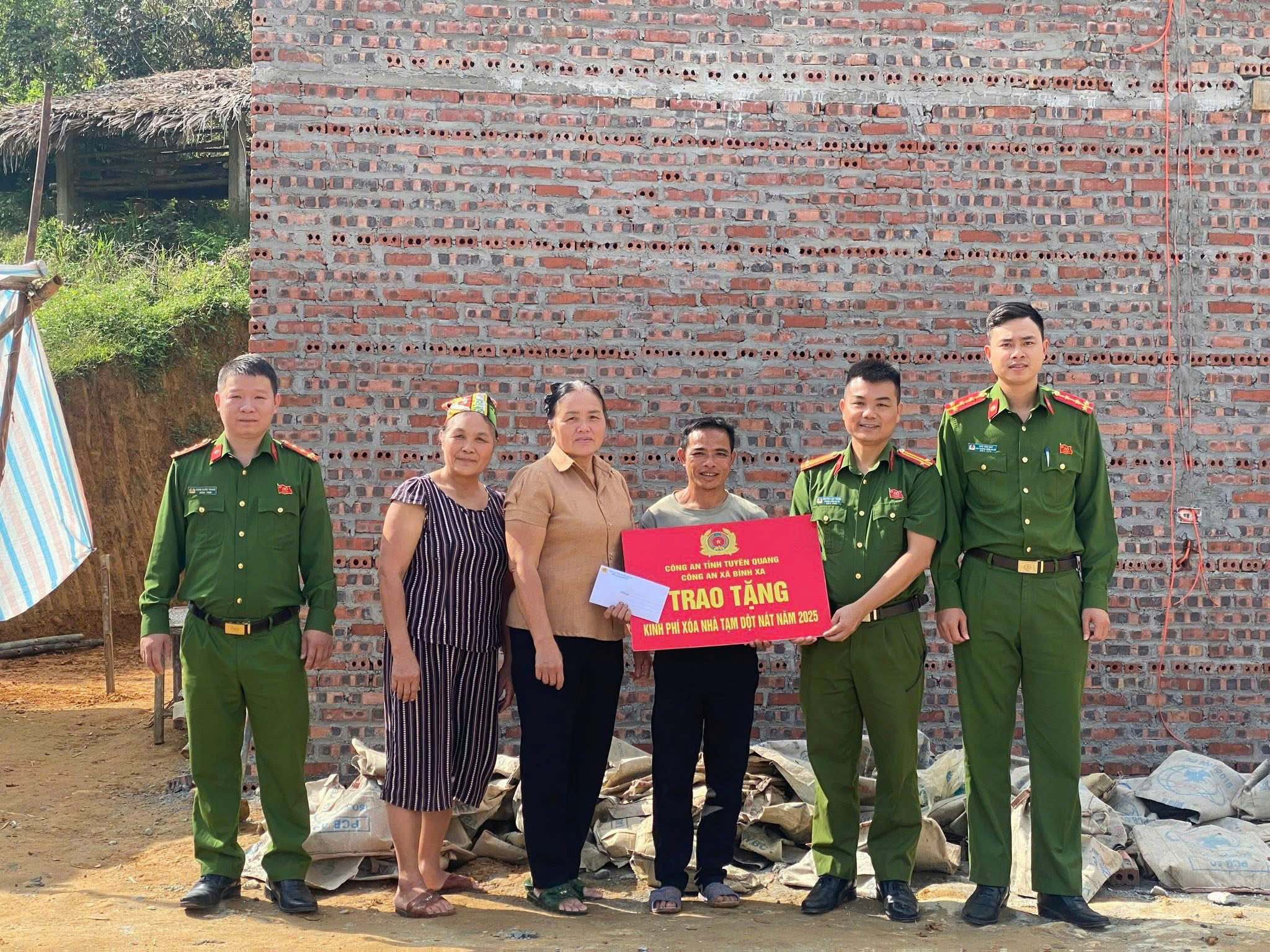 CÔNG AN XÃ BÌNH XA LAN TOẢ TINH THẦN “TƯƠNG THÂN TƯƠNG ÁI” TRAO KINH PHÍ XOÁ NHÀ TẠM CHO HỘ GIA ĐÌNH KHÓ KHĂN