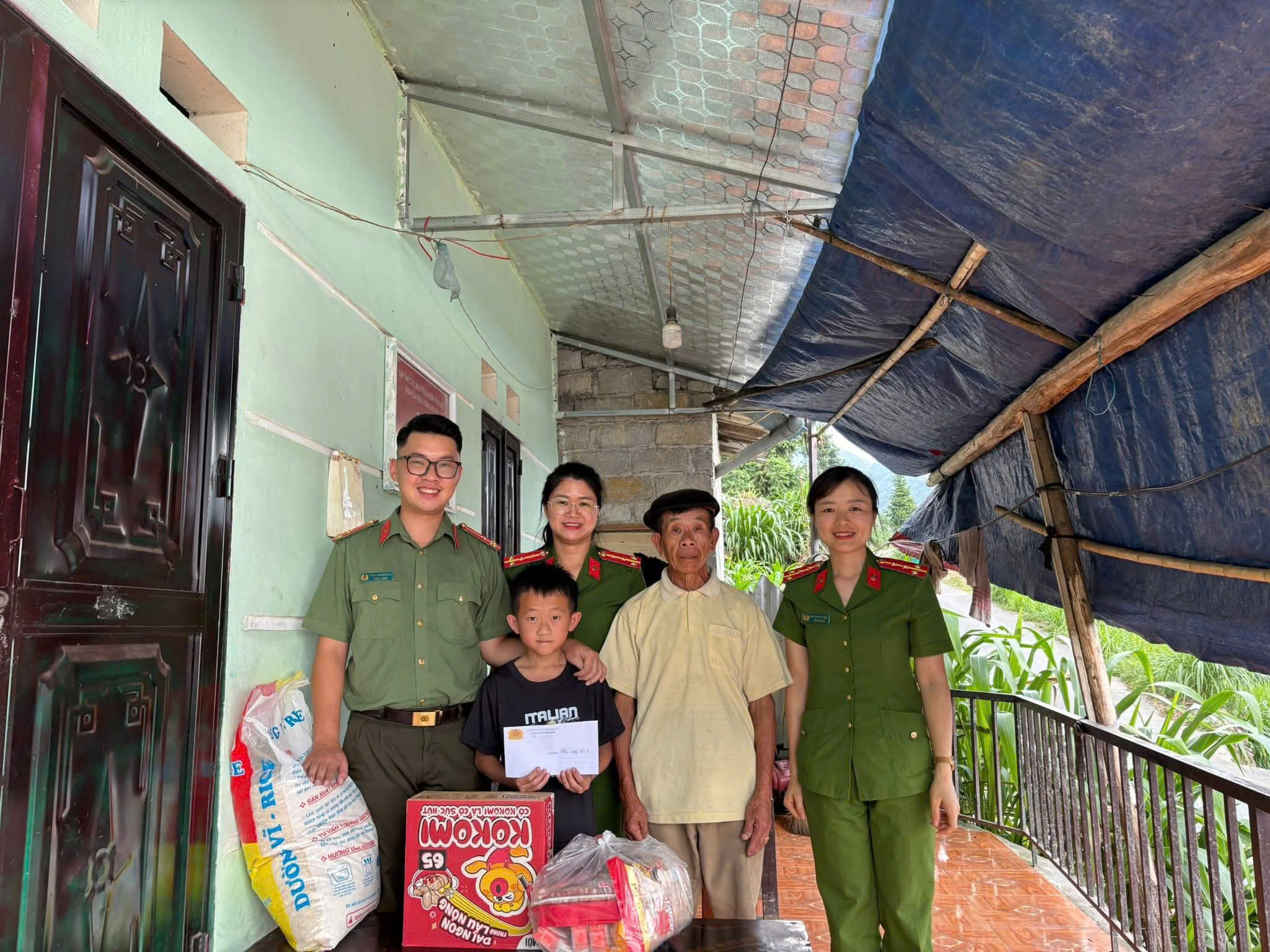 CÔNG AN XÃ YÊN MINH CÙNG THIẾU NHI VUI TẾT 01/6