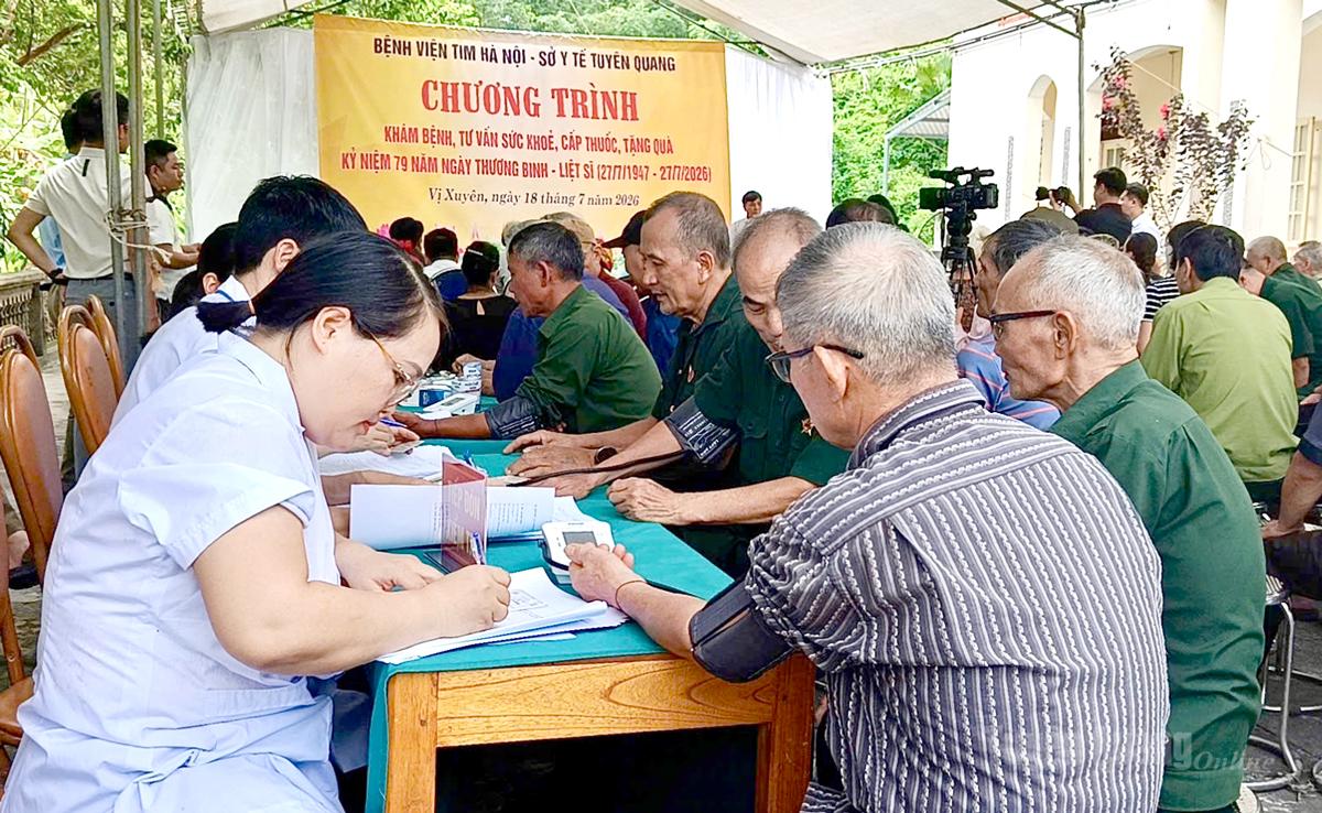 Khám sức khỏe, tặng quà tri ân người có công tại xã Vị Xuyên