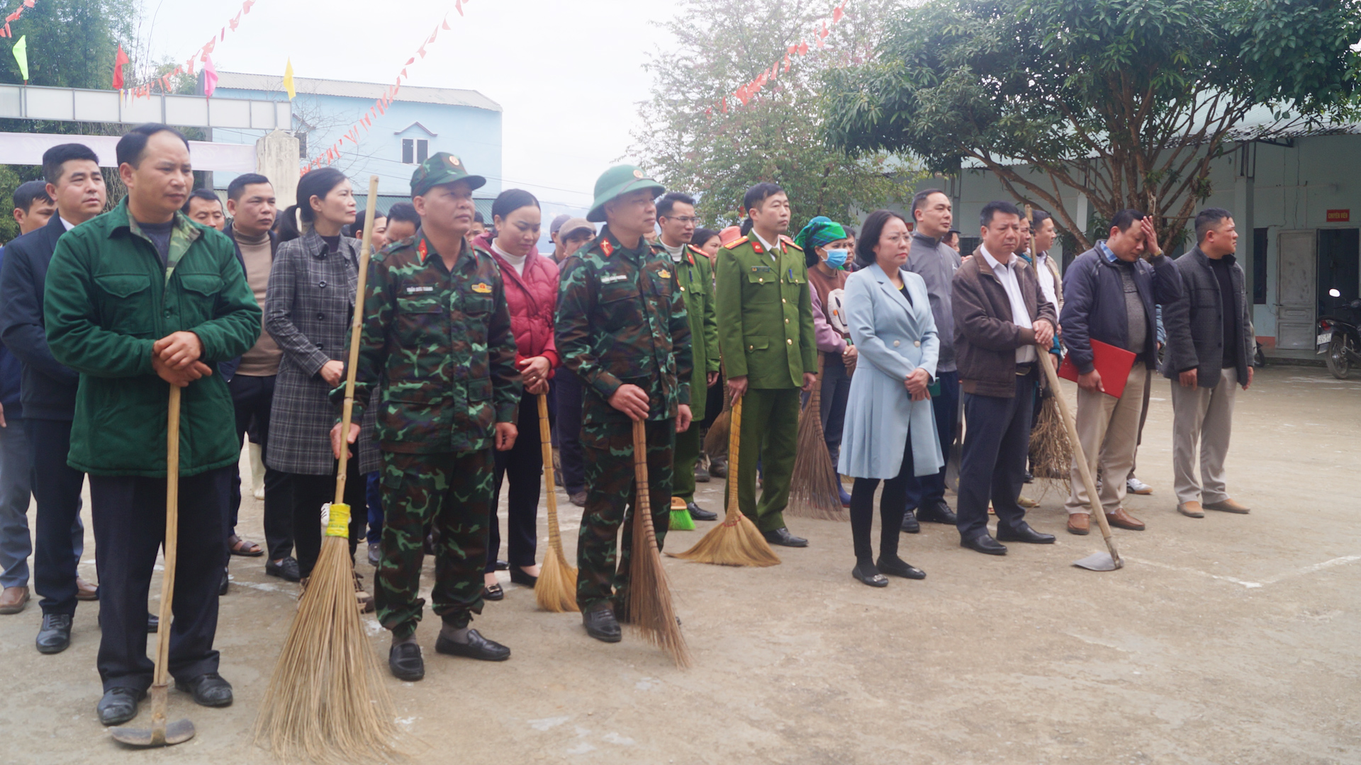 BẢN MÁY PHÁT ĐỘNG GIẢI TỎA HÀNH LANG, TỔNG VỆ SINH MÔI TRƯỜNG VÀ CHỈNH TRANG KHU TRUNG TÂM THÔN TRÊN ĐỊA BÀN XÃ