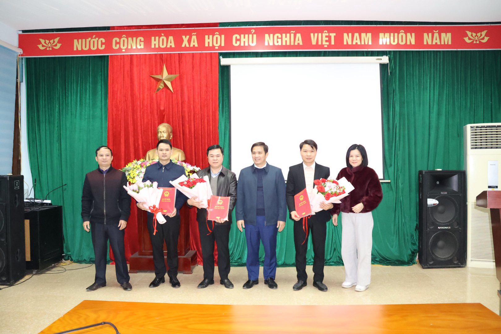 UBND Phường Hà Giang 2, công bố quyết định cán bộ.