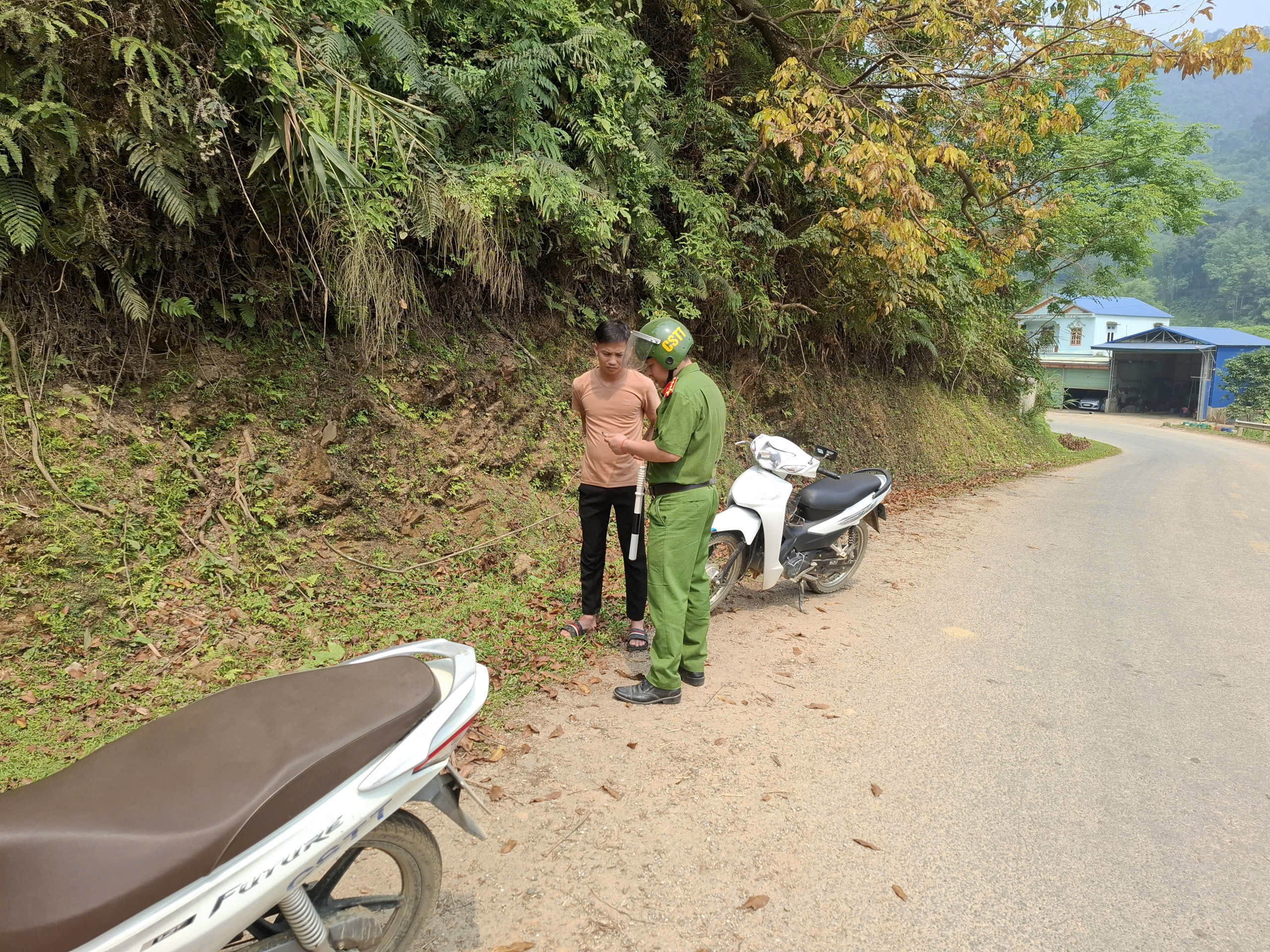 CÔNG AN XÃ YÊN LẬP TĂNG CƯỜNG TUẦN TRA, KIỂM SOÁT BẢO ĐẢM ATGT