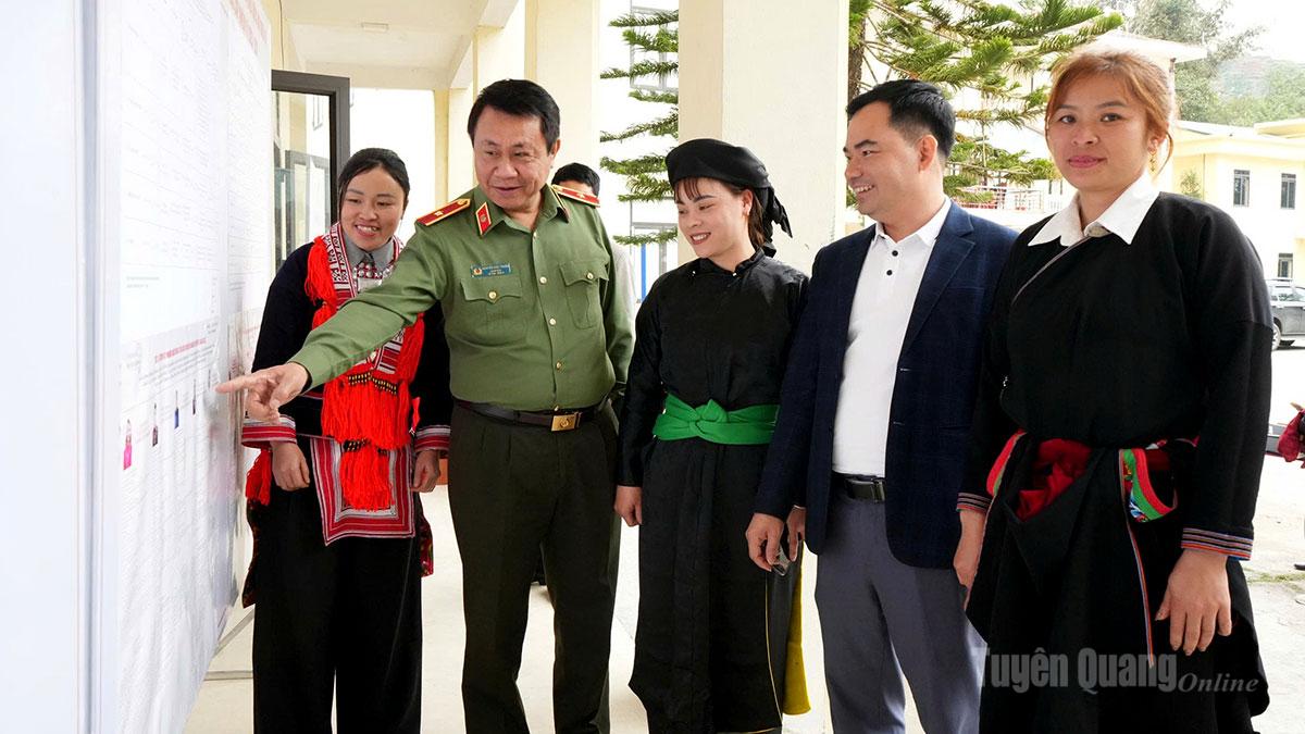 Ứng cử viên đại biểu Quốc hội và HĐND tỉnh tiếp xúc cử tri và vận động bầu cử tại các xã Hồ Thầu, Yên Lập, Hồng Sơn