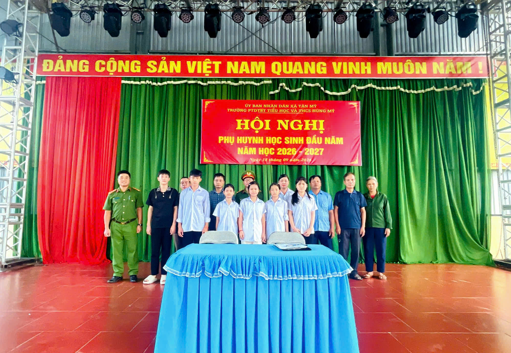 CÔNG AN XÃ TÂN MỸ TĂNG CƯỜNG TUYÊN TRUYỀN, KÝ CAM KẾT CHẤP HÀNH PHÁP LUẬT VỀ TTATGT CHO PHỤ HUYNH, HỌC SINH