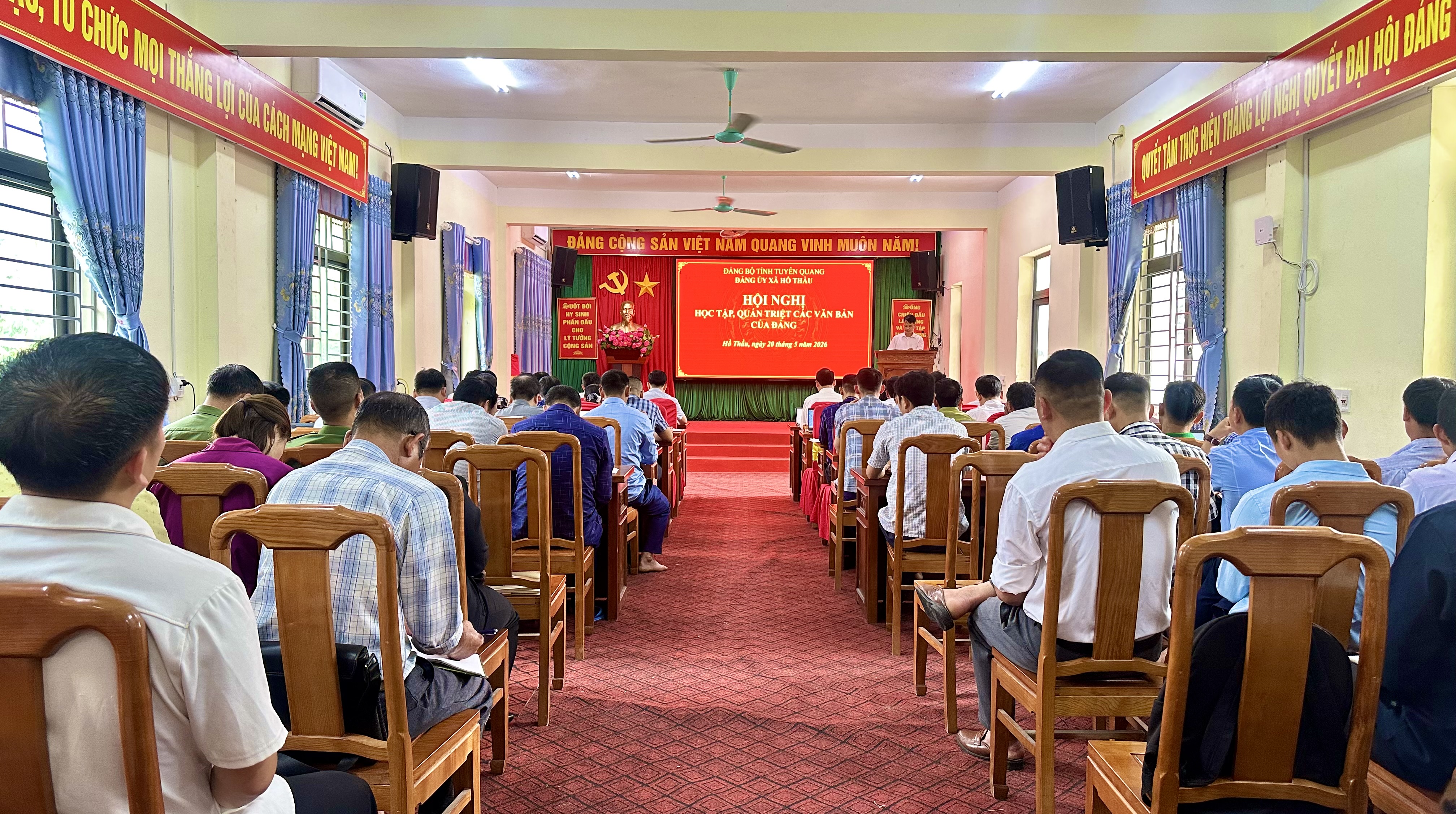 Đảng uỷ xã Hồ Thầu tổ chức Hội nghị học tập, quán triệt các văn bản của Đảng