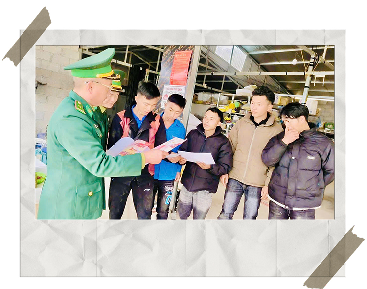 Tr&ecirc;n tay anh kh&ocirc;ng c&ograve;n l&agrave; tập t&agrave;i liệu d&agrave;y h&agrave;ng chục trang như trước, m&agrave; chỉ l&agrave; một tờ giấy A4 in hai mặt. Đ&oacute; l&agrave; bản "Nghị quyết một trang" do Đảng ủy x&atilde; Lũng C&uacute; bi&ecirc;n soạn.