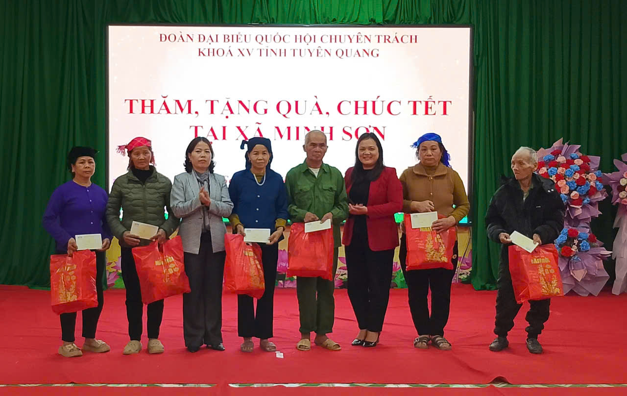ĐOÀN ĐẠI BIỂU QUỐC HỘI TỈNH TUYÊN QUANG TẶNG QUÀ TẾT TẠI XÃ MINH SƠN