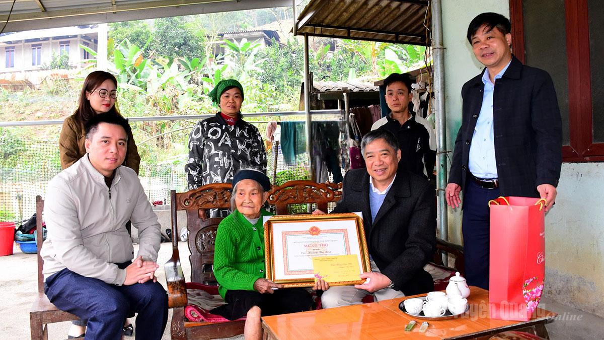 Đồng chí Nguyễn Hồng Trang, Phó Bí thư Thường trực Đảng uỷ các cơ quan Đảng tỉnh thăm, tặng quà Tết tại xã Khuôn Lùng