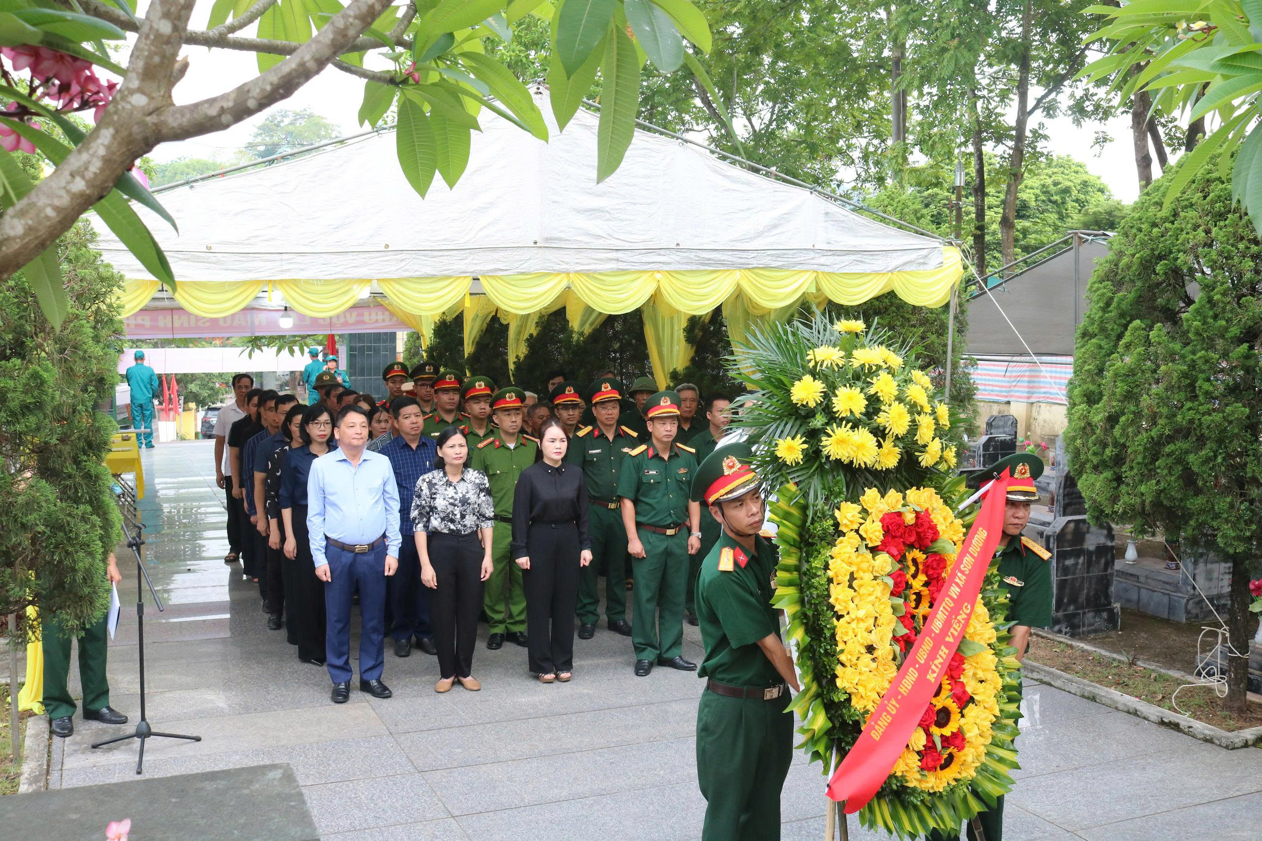 Dâng hương tưởng niệm các Anh hùng liệt sĩ