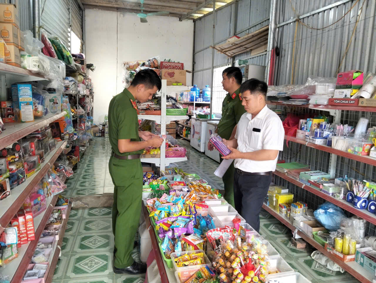 CÔNG AN XÃ TÂN TRÀO TĂNG CƯỜNG TUYÊN TRUYỀN VỀ AN TOÀN THỰC PHẨM