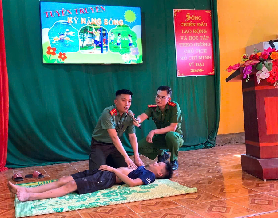 CÔNG AN XÃ HÒA AN TIẾP TỤC TUYÊN TRUYỀN PHÒNG, CHỐNG ĐUỐI NƯỚC VÀ KỸ NĂNG AN TOÀN TRÊN KHÔNG GIAN MẠNG CHO TRẺ EM