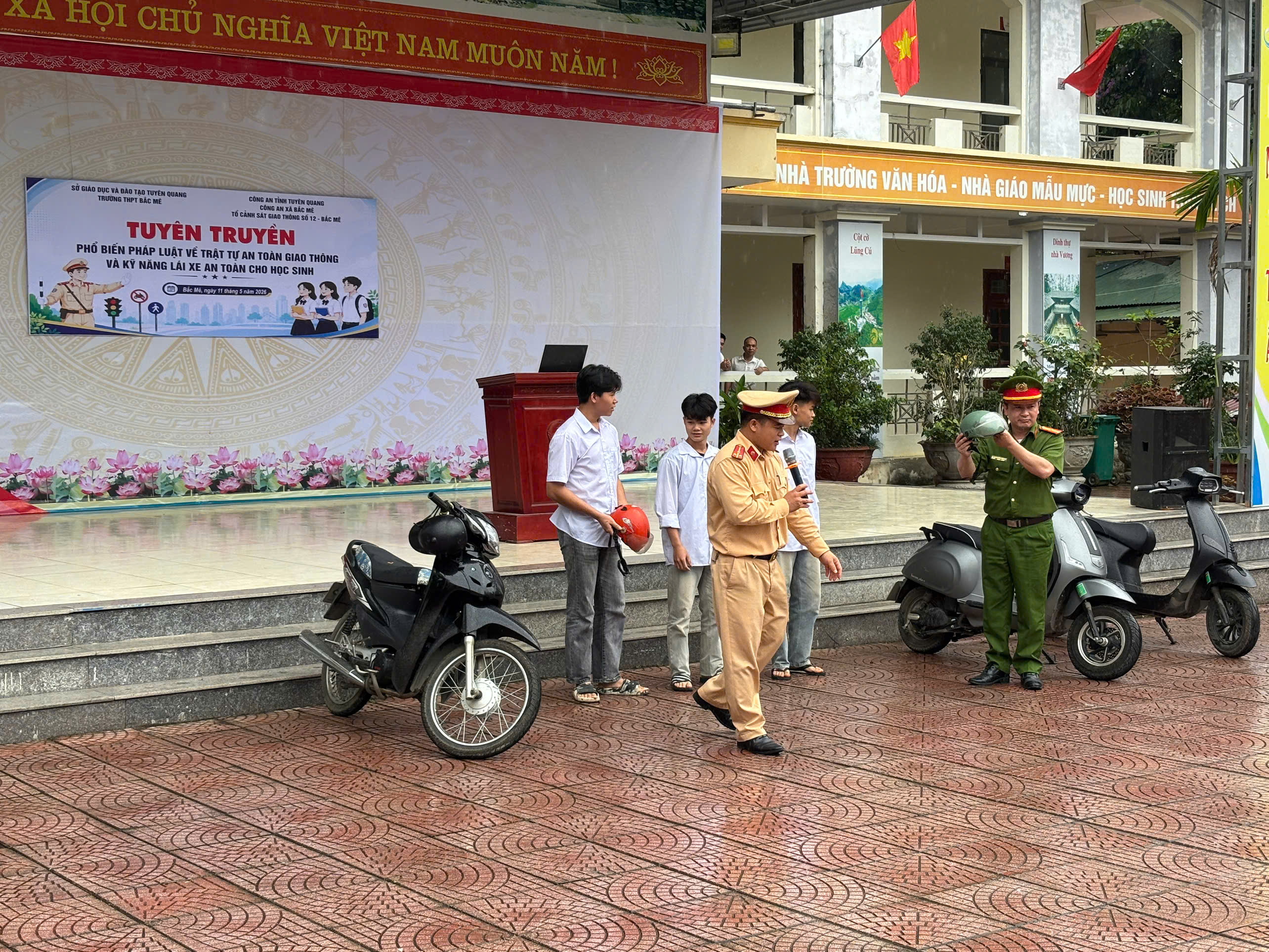 TUYÊN TRUYỀN, HƯỚNG DẪN KỸ THUẬT LÁI XE GẮN MÁY AN TOÀN CHO HỌC SINH 