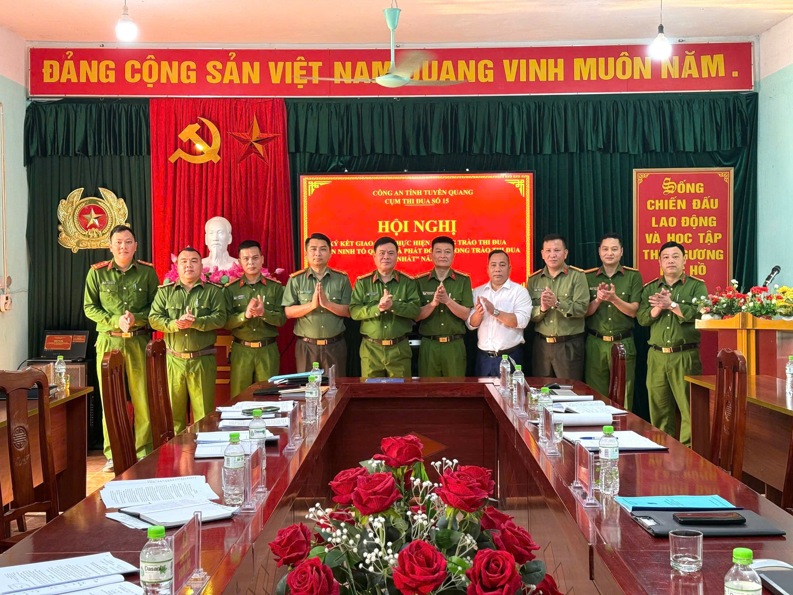 CỤM THI ĐUA SỐ 15 CÔNG AN XÃ TỔ CHỨC HỘI NGHỊ KÝ GIAO ƯỚC THI ĐUA “VÌ AN NINH TỔ QUỐC” VÀ PHÁT ĐỘNG PHONG TRÀO THI ĐUA “BA NHẤT” NĂM 2026