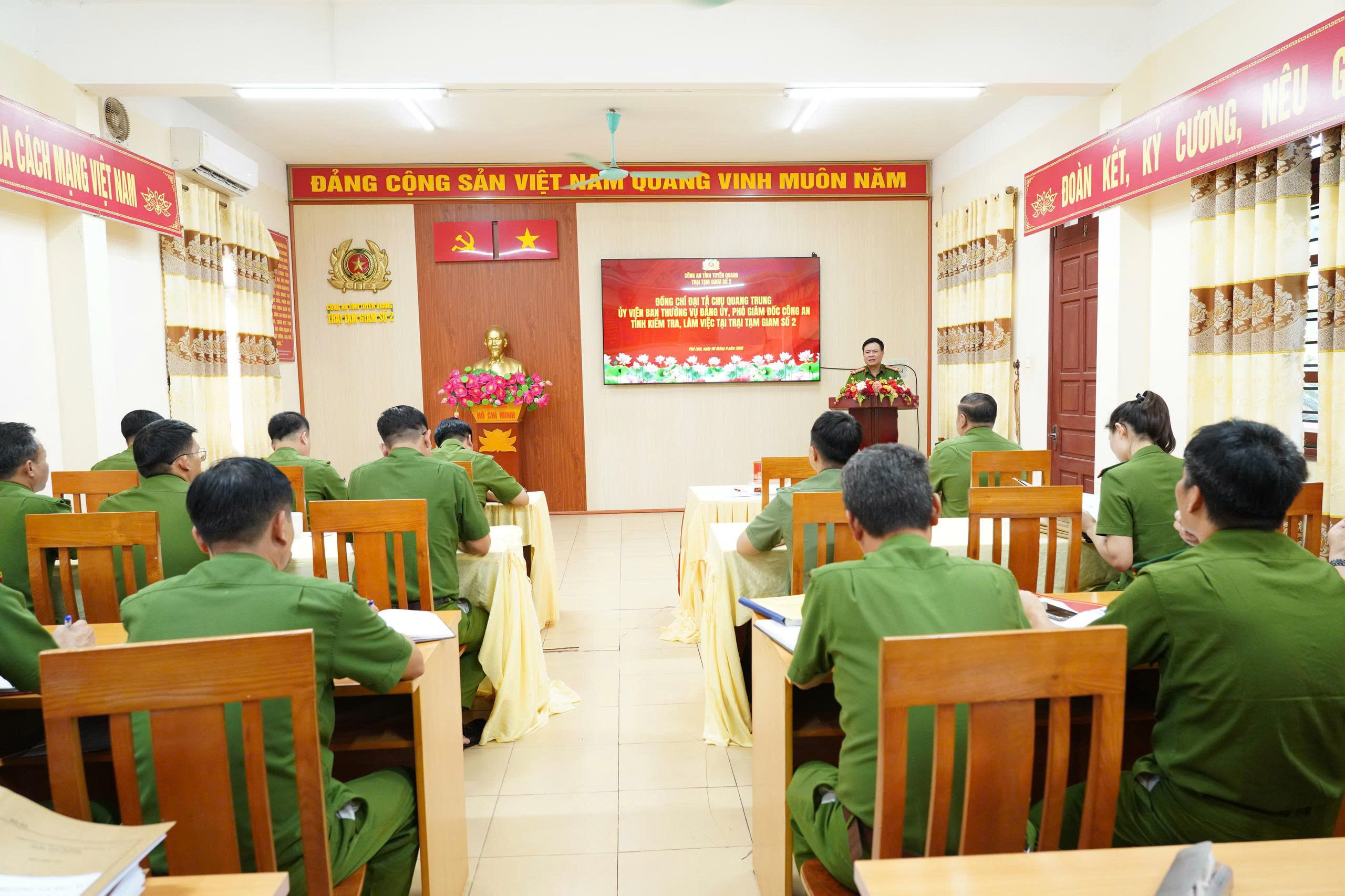 LÃNH ĐẠO CÔNG AN TỈNH KIỂM TRA CÔNG TÁC TẠI TRẠI TẠM GIAM SỐ 2