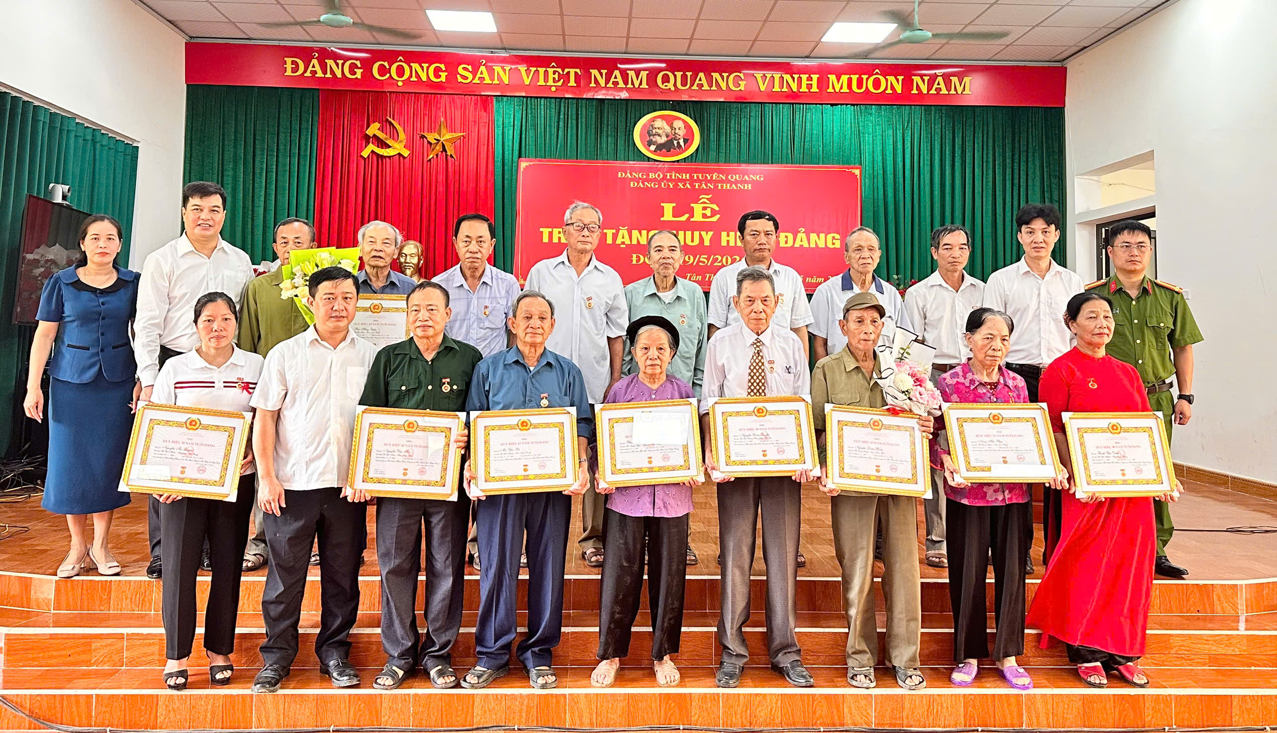 Đảng bộ xã Tân Thanh tổ chức Lễ trao tặng Huy hiệu Đảng đợt 19-5