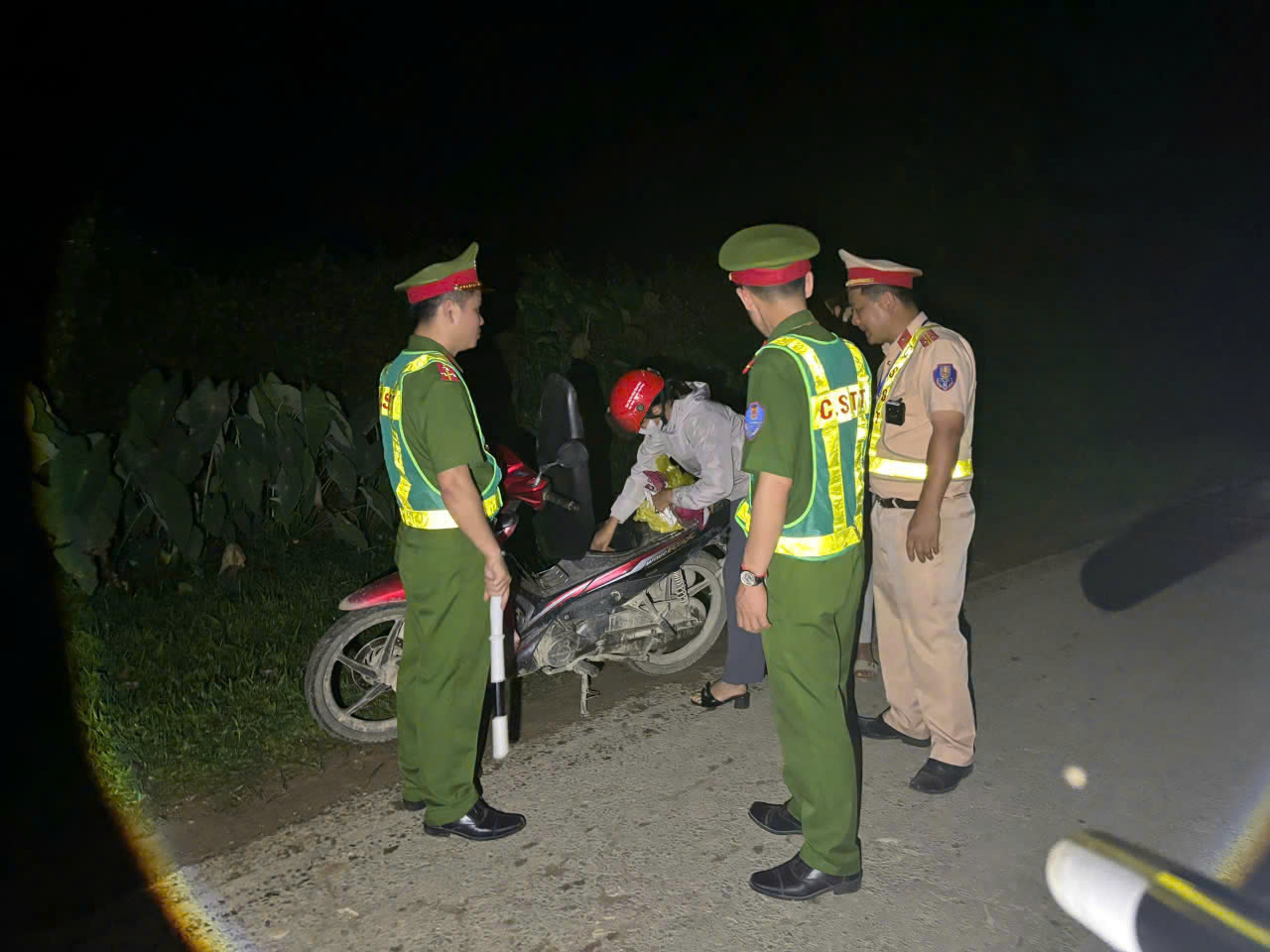 CÔNG AN XÃ TRUNG HÀ TĂNG CƯỜNG TUẦN TRA ĐÊM BẢO ĐẢM AN TOÀN GIAO THÔNG