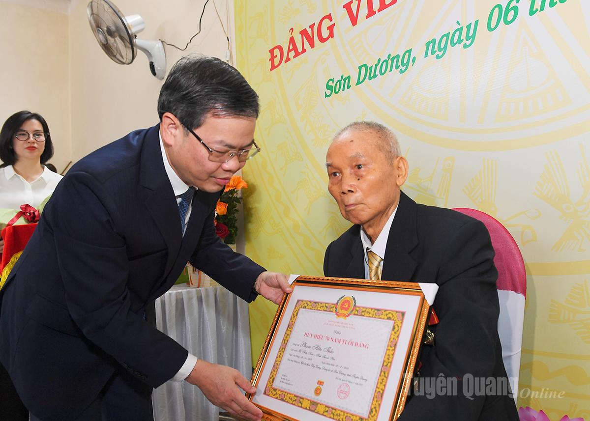 Chủ tịch HĐND tỉnh Nguyễn Văn Sơn trao Huy hiệu 70 năm tuổi Đảng tại Sơn Dương
