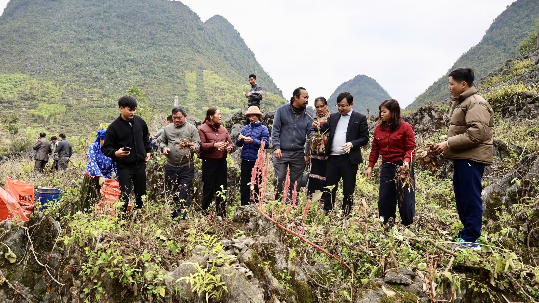 Xã Lâm Bình tổ chức tham quan, học tập kinh nghiệm cho cán bộ thực hiện Chương trình mục tiêu quốc gia giảm nghèo bền vững tại xã Lũng Cú và Đồng Văn